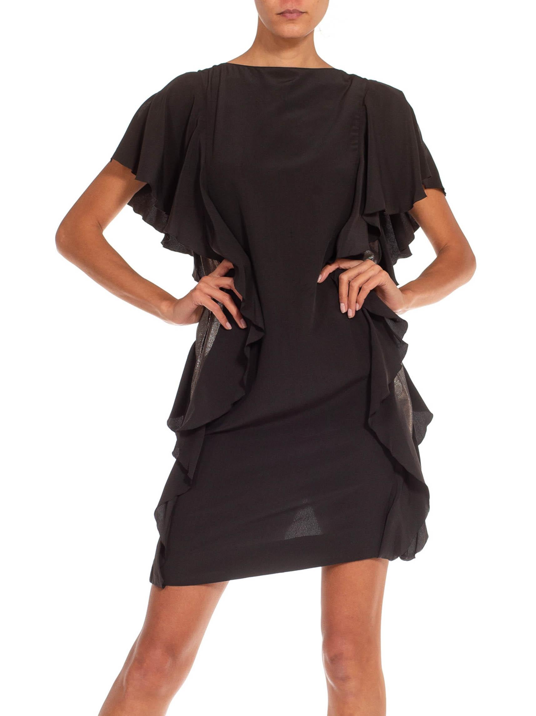 Robe KARL LAGERFELD CHLOE Gun Metal soie à manches à volants avec bouton perlé des années 1980 Bon état - En vente à New York, NY