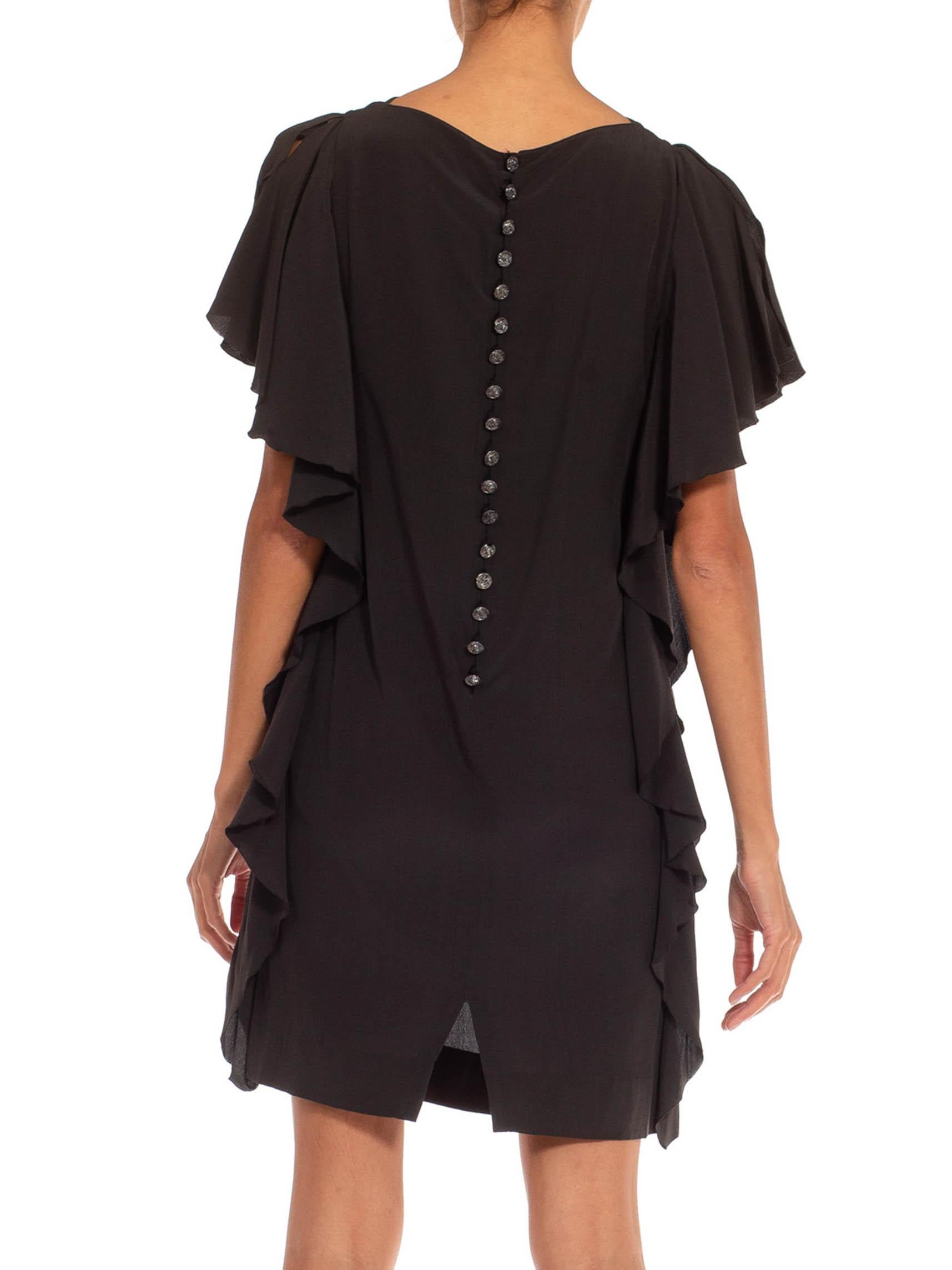 Robe KARL LAGERFELD CHLOE Gun Metal soie à manches à volants avec bouton perlé des années 1980 en vente 2