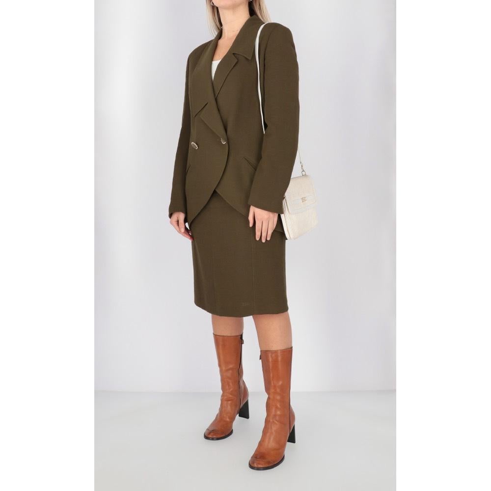 Karl Lagerfeld khaki wool blend suit. Jacket with classic asymmetrical lapel collar, double-breasted front closure with logoed buttons and rounded edges. Straight high-waisted skirt, above the knee.


Years: 80s

Made in Germany

Size: 42 IT



Flat