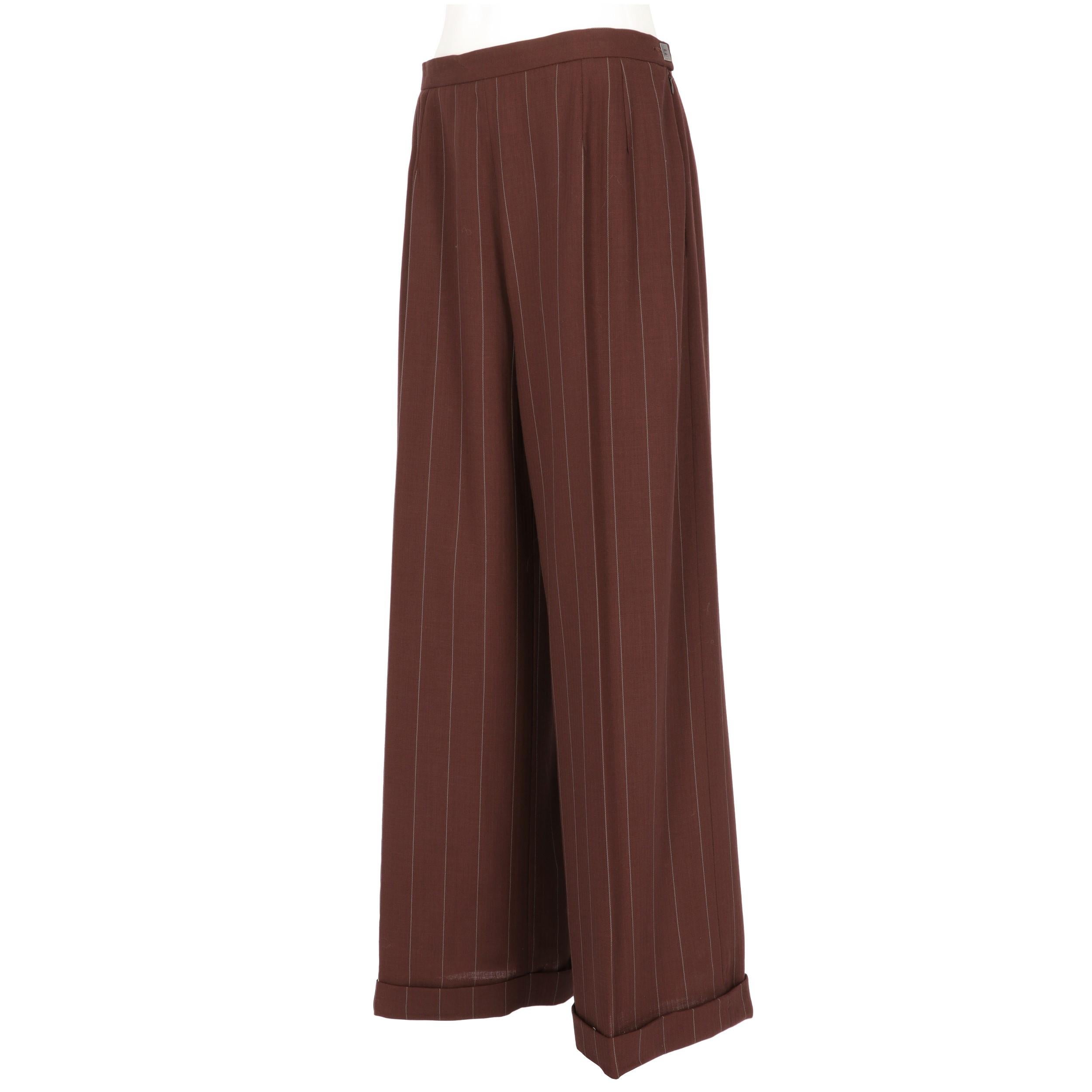 Brown trousers by Karl Lagerfeld with thin vertical stripes in gray, high waist, side closure with logo square button and zip, decorative darts at the waist, pleat along the height of the trousers and turn-up at the bottom.


The item shows slight