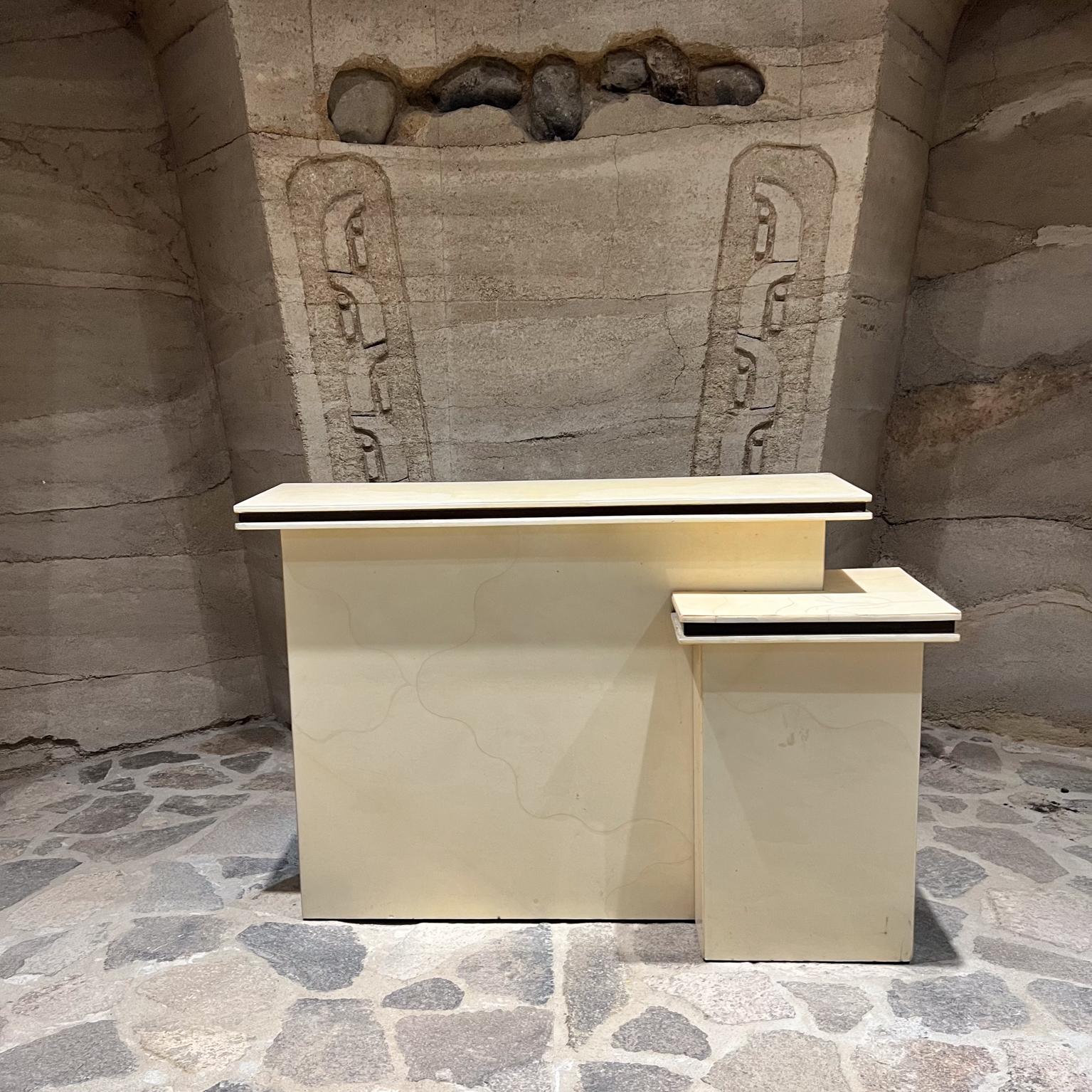 AMBIANIC présente
1980 Vintage Karl Springer Ltd Modern Dry Bar Service Cabinet
Cuir laqué Peau de chèvre Parchemin crémeux Bois et laiton
36 h x 53 l x 20 p
niveau inférieur 28,25
Original Unrestored fair vintage condition. L'usure et l'âge sont