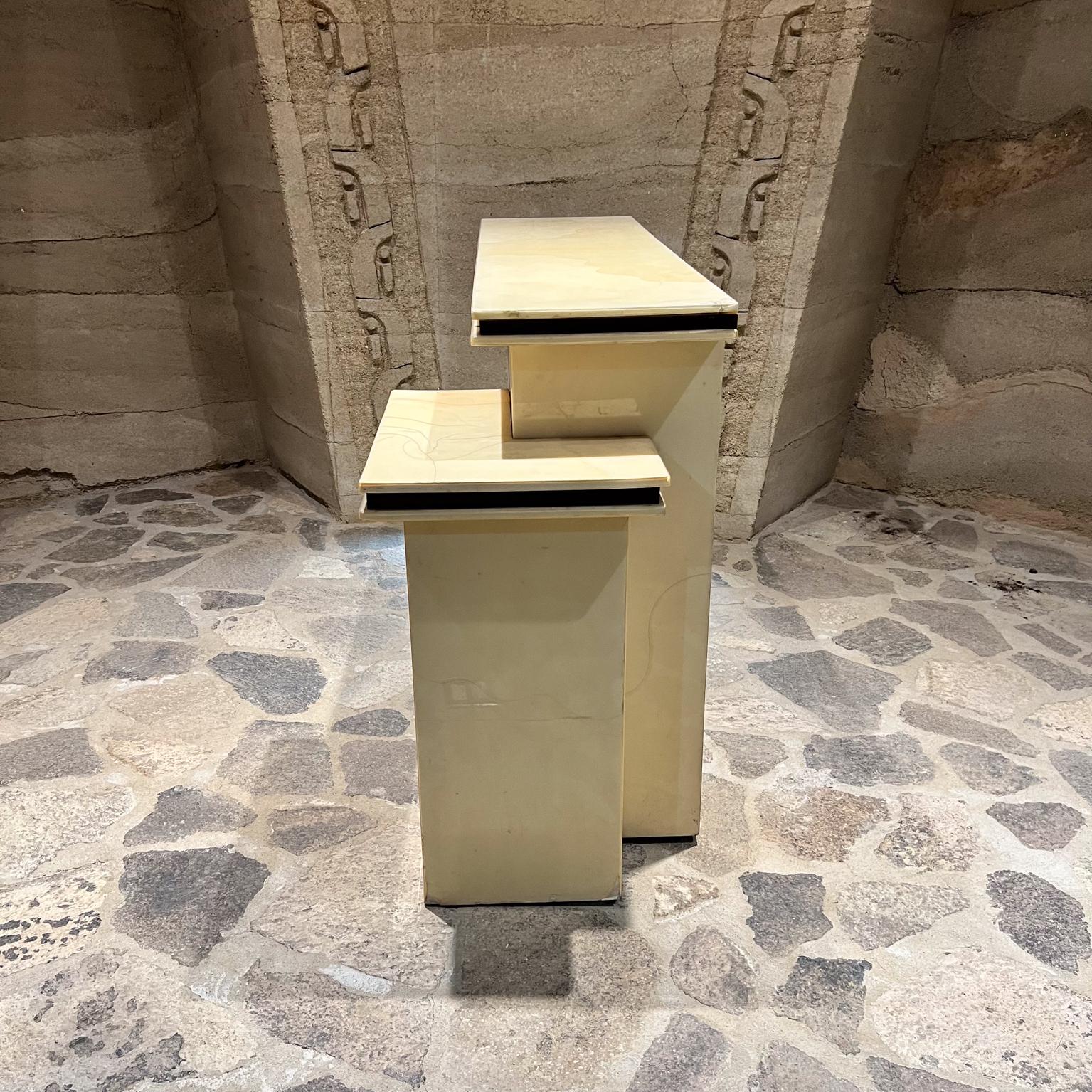 Américain Meuble de bar sec en peau de chèvre laquée, années 1980, Karl Springer en vente