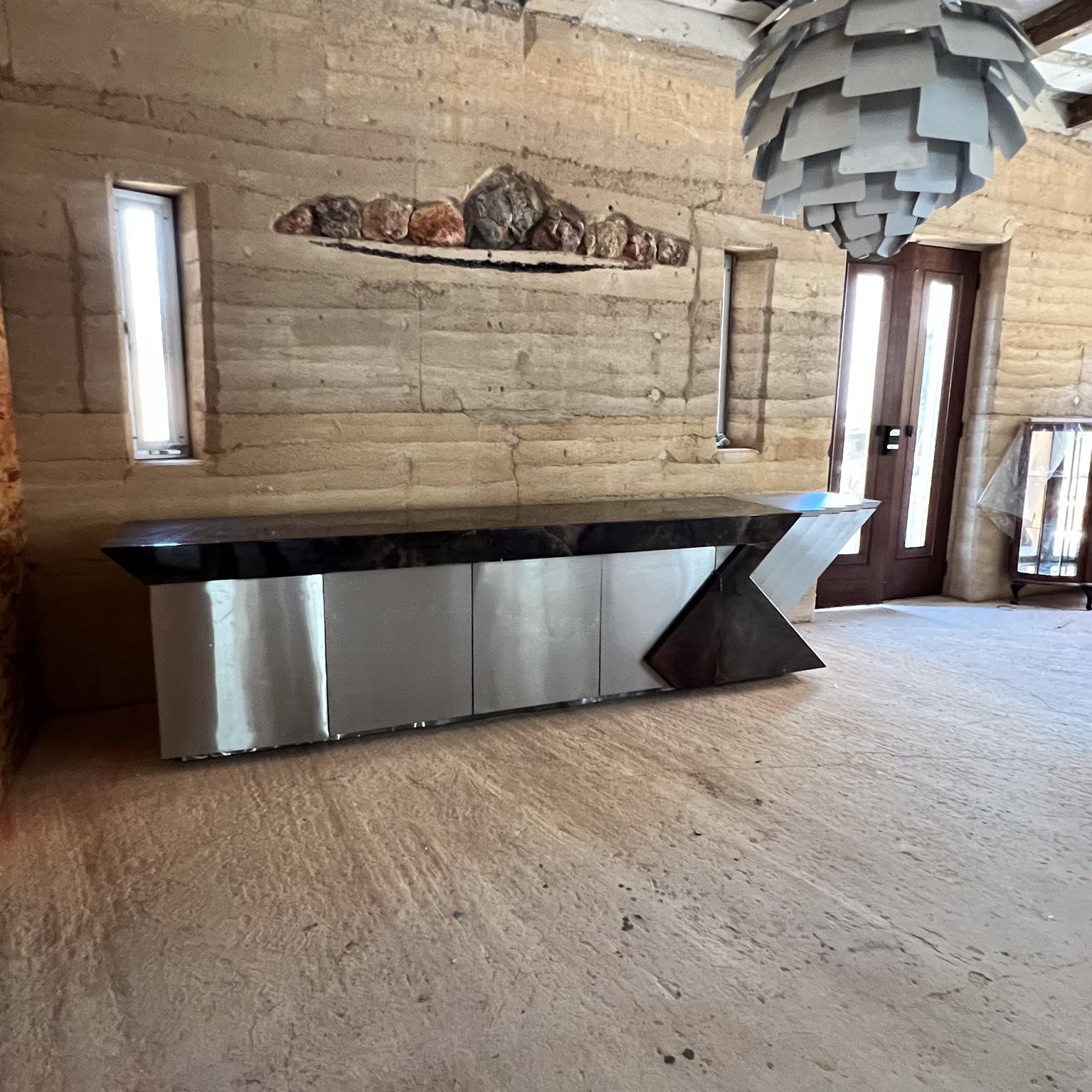 Credenza geométrica de piel de cabra Karl Springer- Maria Teresa Méndez, años 80 Moderno en venta