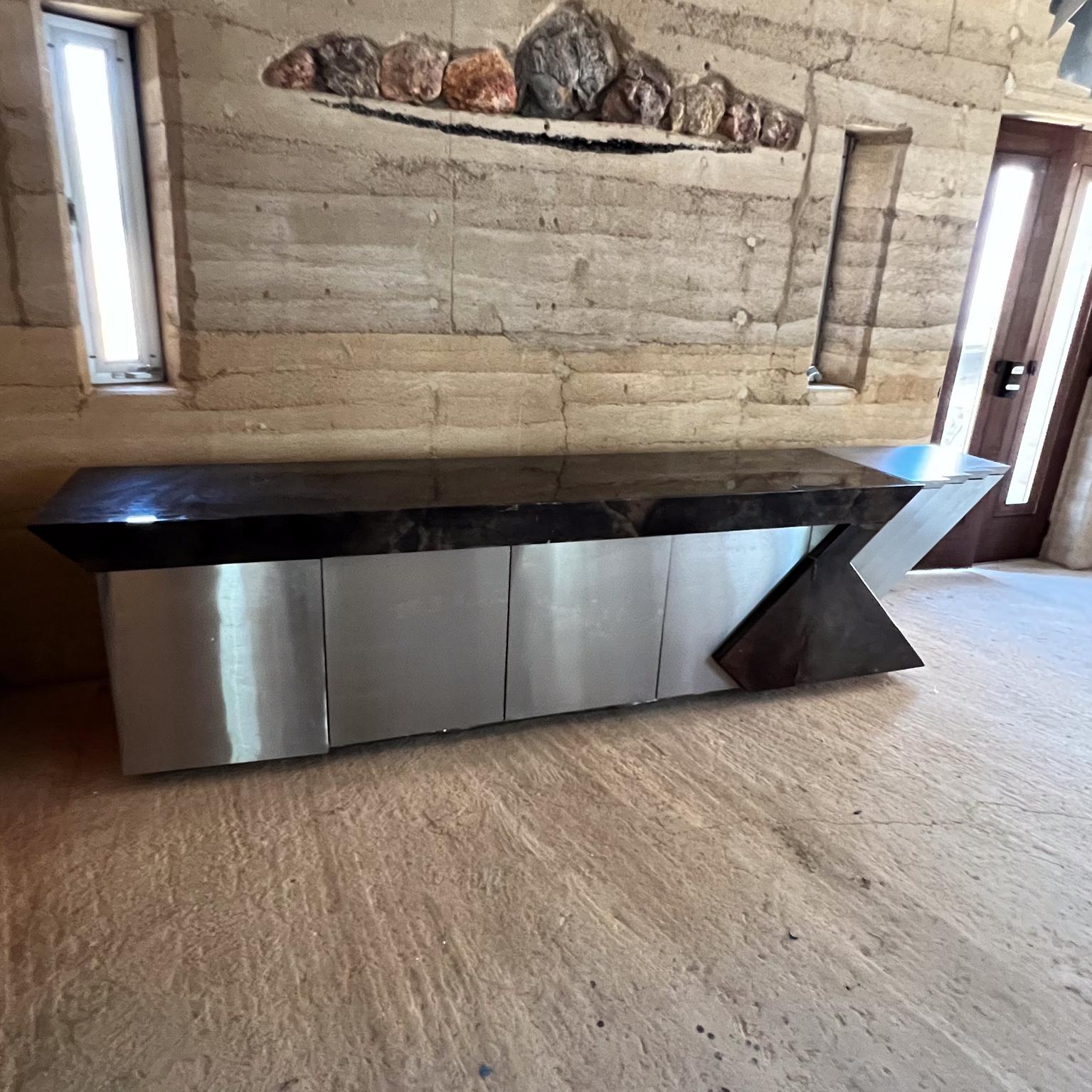 Credenza geométrica de piel de cabra Karl Springer- Maria Teresa Méndez, años 80 Estadounidense en venta