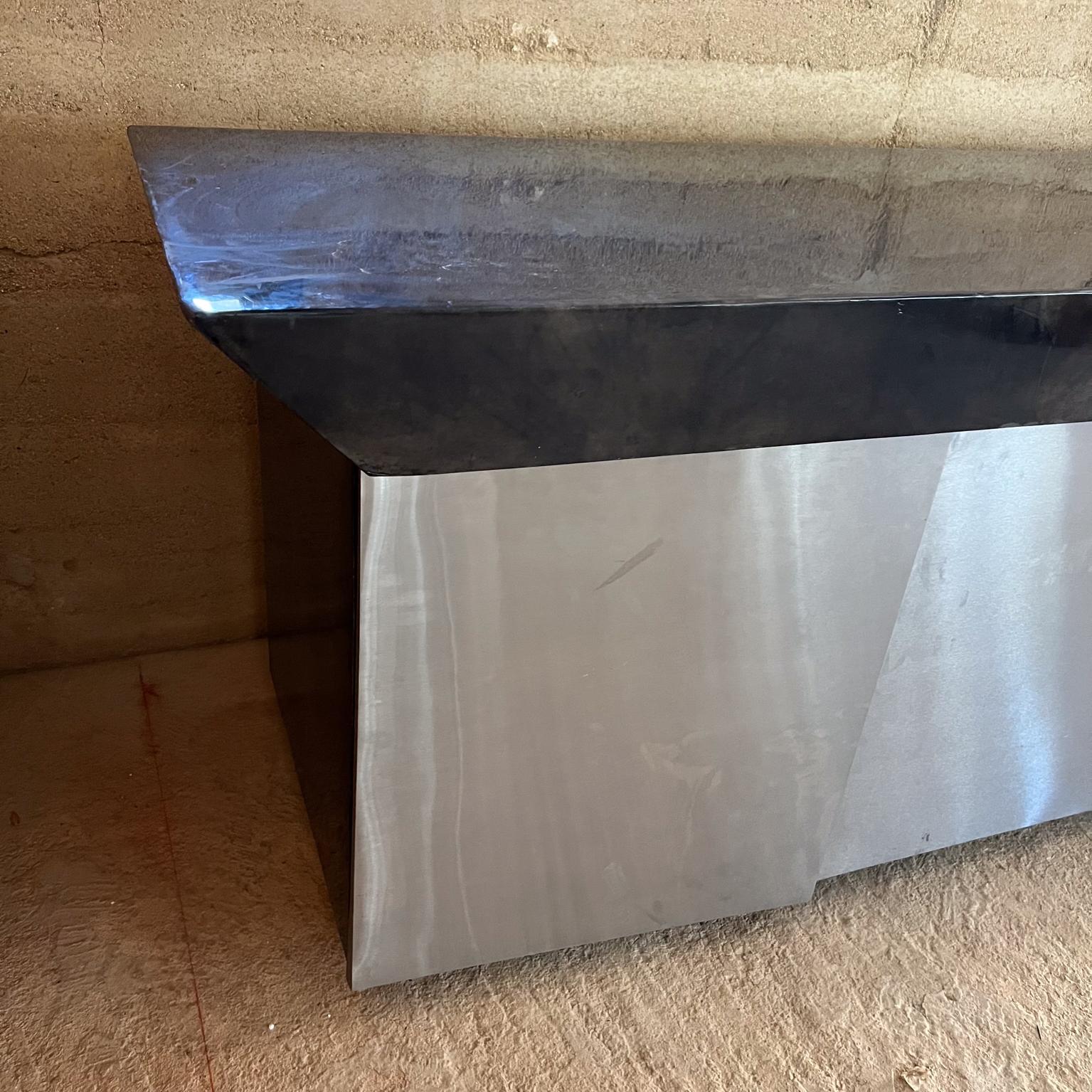 Credenza geométrica de piel de cabra Karl Springer- Maria Teresa Méndez, años 80 en Bueno estado para la venta en Chula Vista, CA