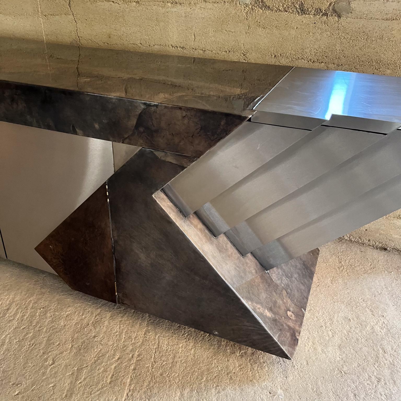 Credenza geométrica de piel de cabra Karl Springer- Maria Teresa Méndez, años 80 Aluminio en venta