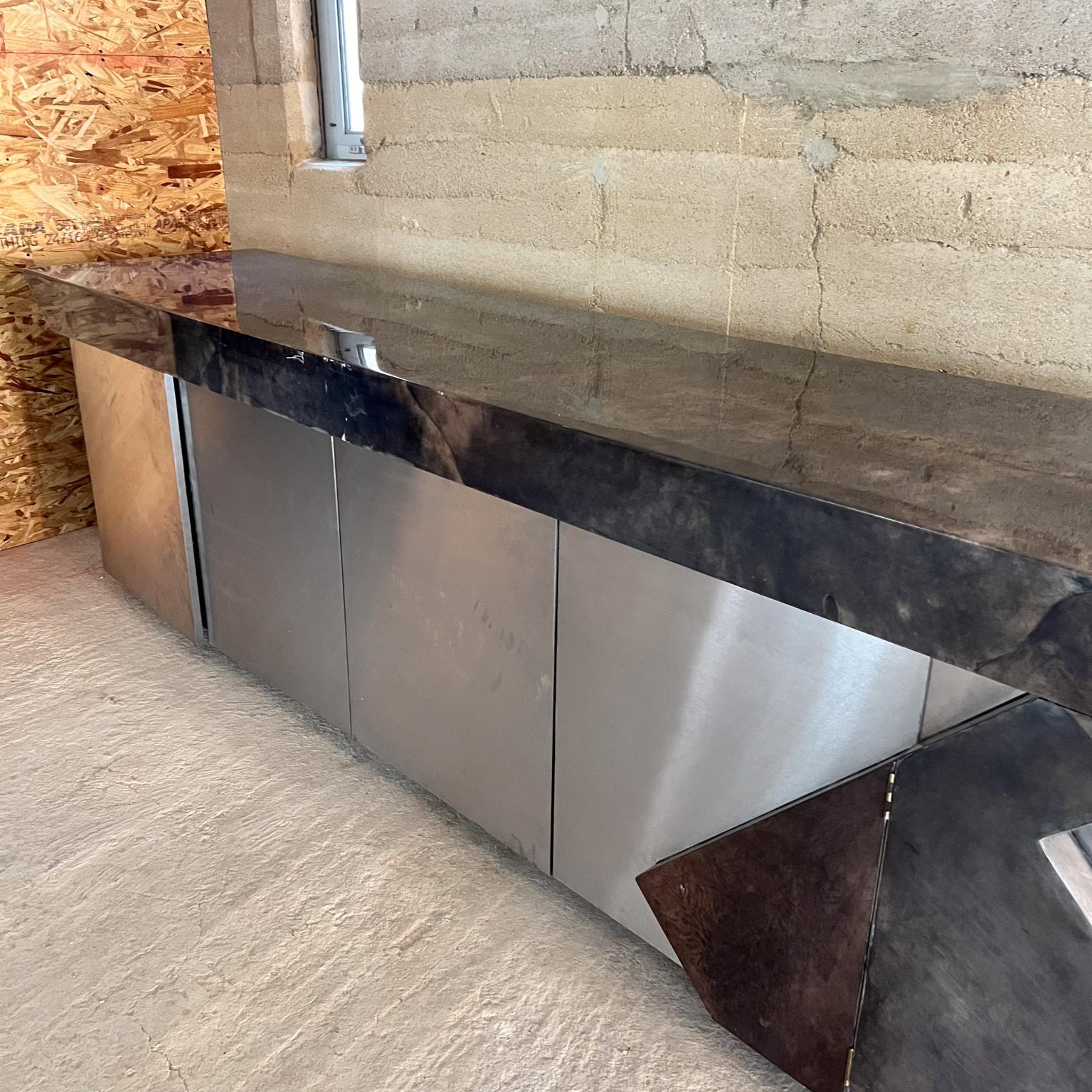 Credenza geométrica de piel de cabra Karl Springer- Maria Teresa Méndez, años 80 en venta 1