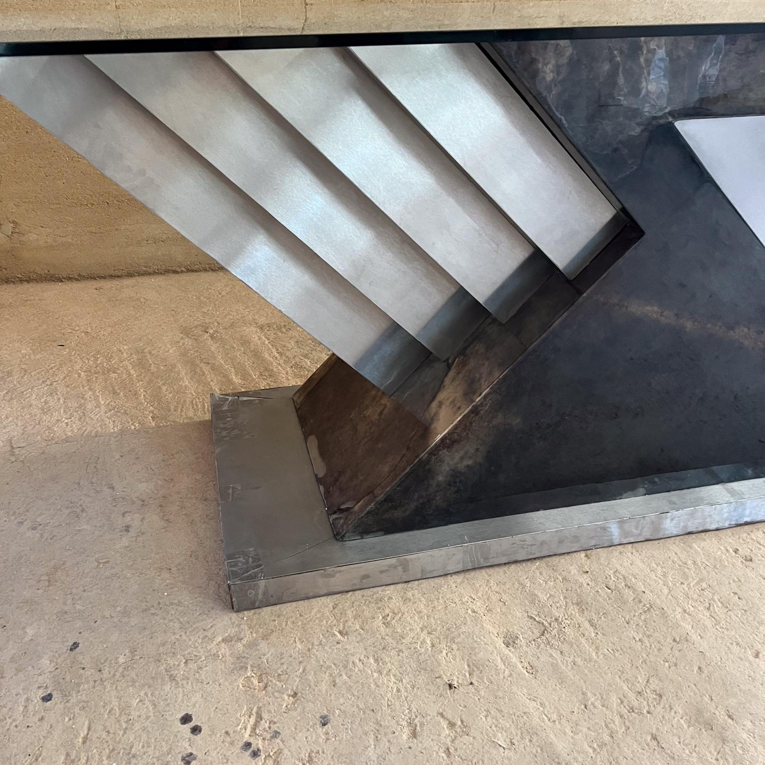1980 Base de table à manger géométrique attribuée à Karl Springer-Taller Maria Teresa Mendez
Bois enveloppé de peau de chèvre avec inserts en aluminium.
Des lignes modernes et épurées. Dans le style de Paul Evans
Non marqué.
71,5 x 30,5 h x