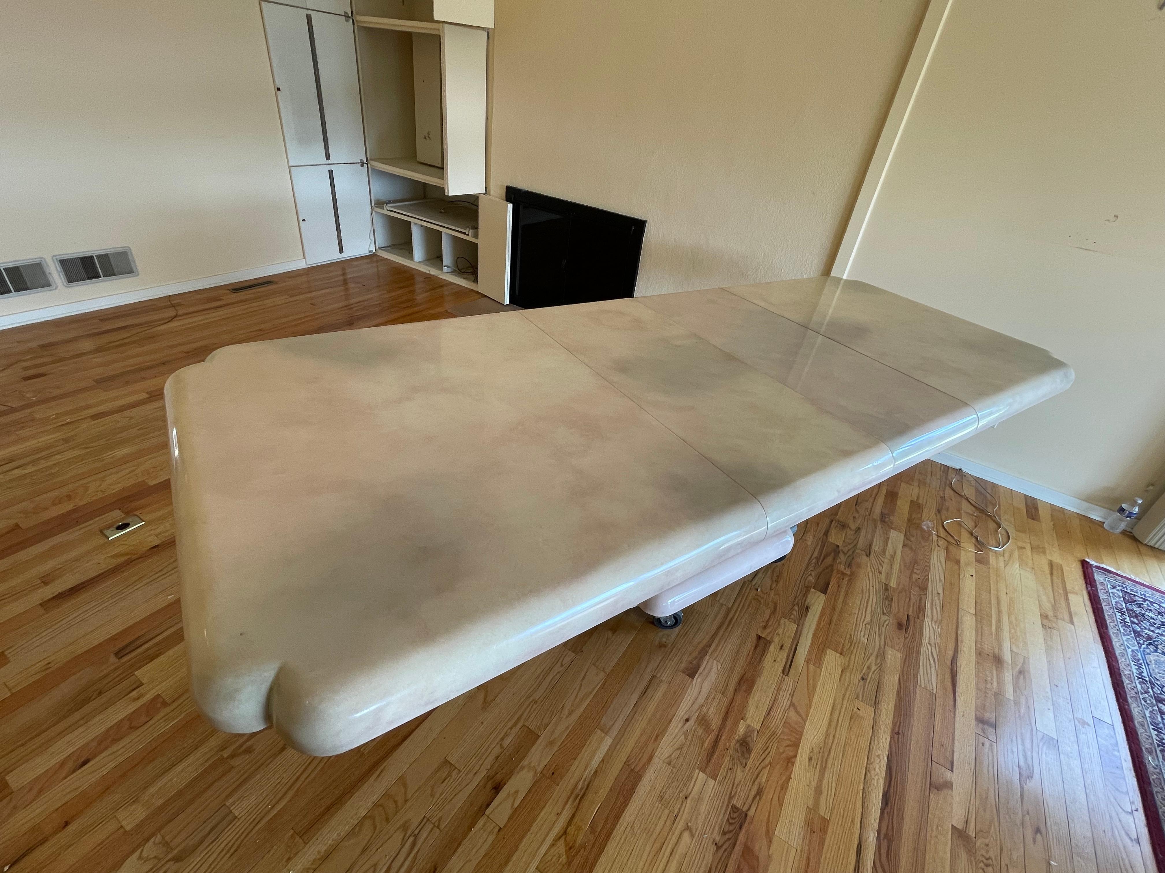 1980s Karl Springer Style Expanding Pink Faux Marble Post-Modern Dining Table In Good Condition For Sale In Bensalem, PA