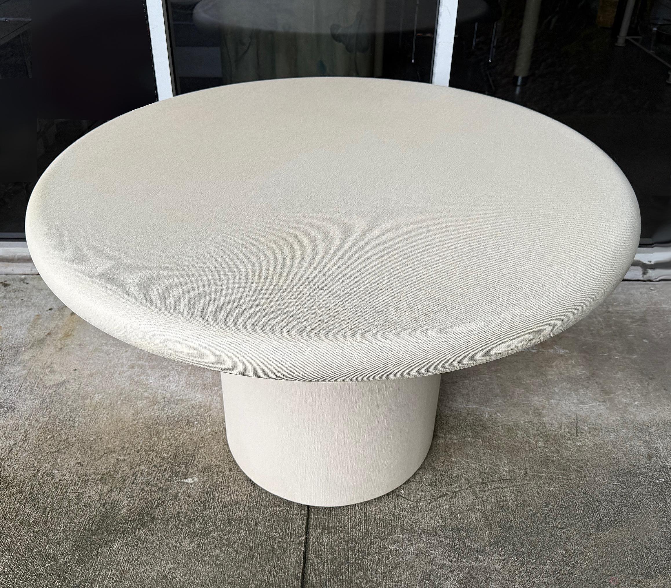 Mesa de Comedor Envuelta en Tela de Hierba Estilo Karl Springer Años 80

Se ofrece a la venta una mesa de comedor redonda gruesa estilo Springer de la década de 1980, envuelta en una tela de hierba muy tupida. La mesa tiene a la vez un aspecto