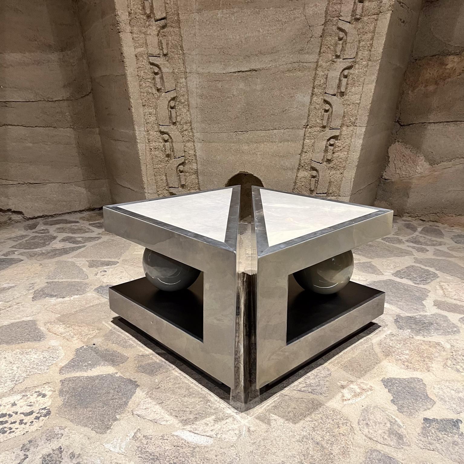 1980er Jahre Karl Springer-Taller Maria Teresa Méndez Geometrische Eck-Tische aus Ziegenleder
Fabelhafte klare, moderne Linien.
Unmarkiert.
Holz umwickelt mit Ziegenleder und Aluminiumeinsätzen. Helle Grautöne.
18,25 H x 38,5 B x 19,5 T-Dreieck,