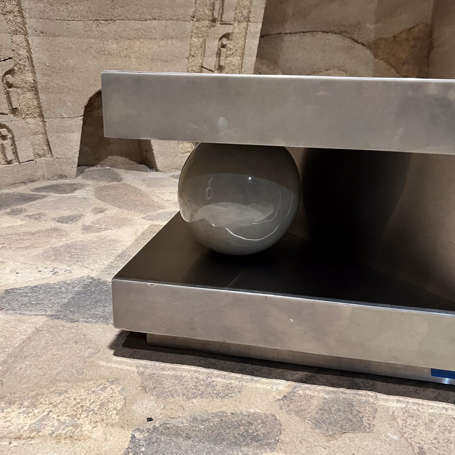 1980er Karl Springer-Taller Maria Teresa Méndez Geometrische Ecktische aus Ziegenleder (Aluminium) im Angebot