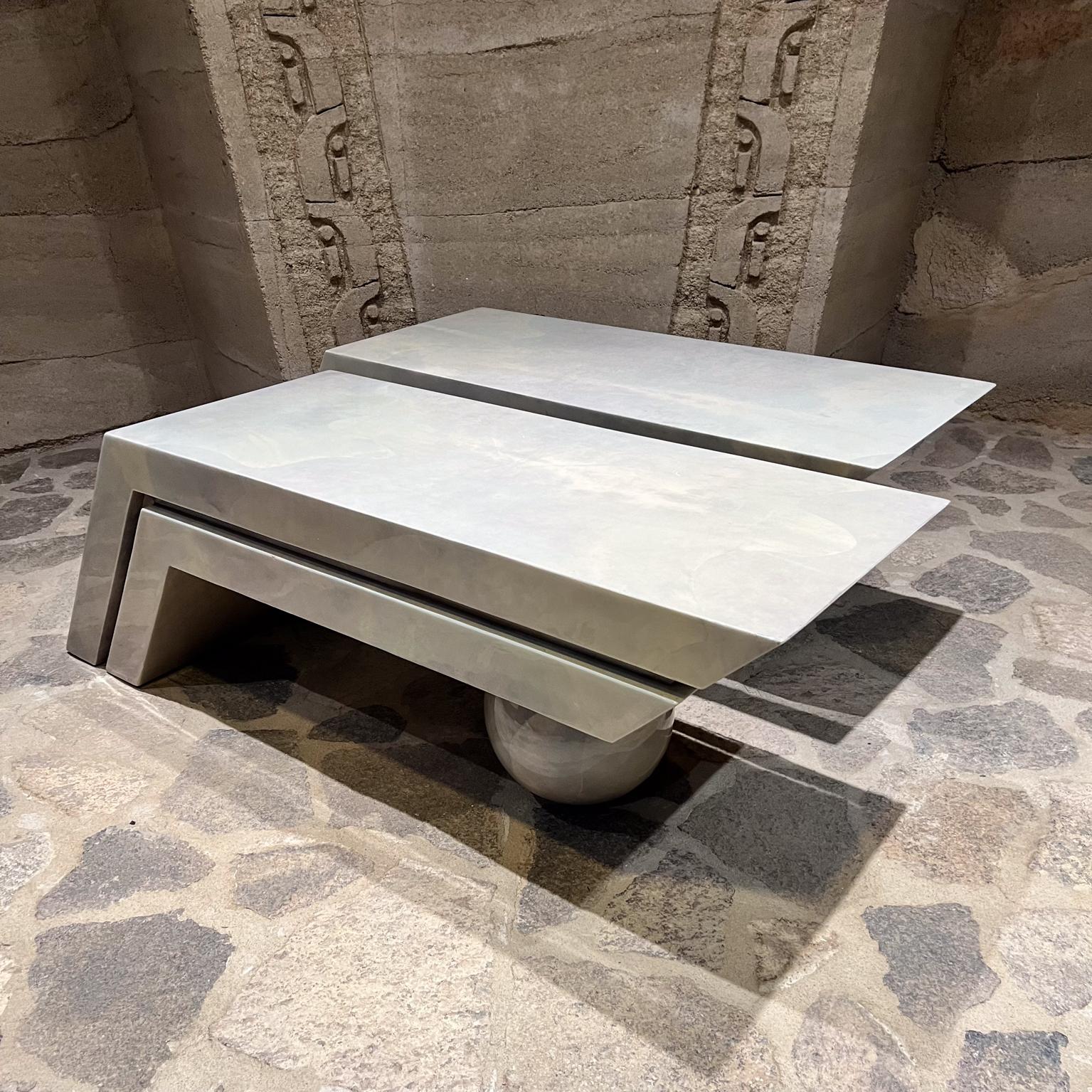 
1980er Jahre Fabelhaftes Paar gewinkelter Ziegenledertische, zugeschrieben Karl Springer-Taller Maria Teresa Mendez
Unmarkiert.
Holz, eingewickelt in Pergament aus Ziegenleder. Aluminium-Akzent.
28 H x 53 L x 17,75 B
Feste und robuste