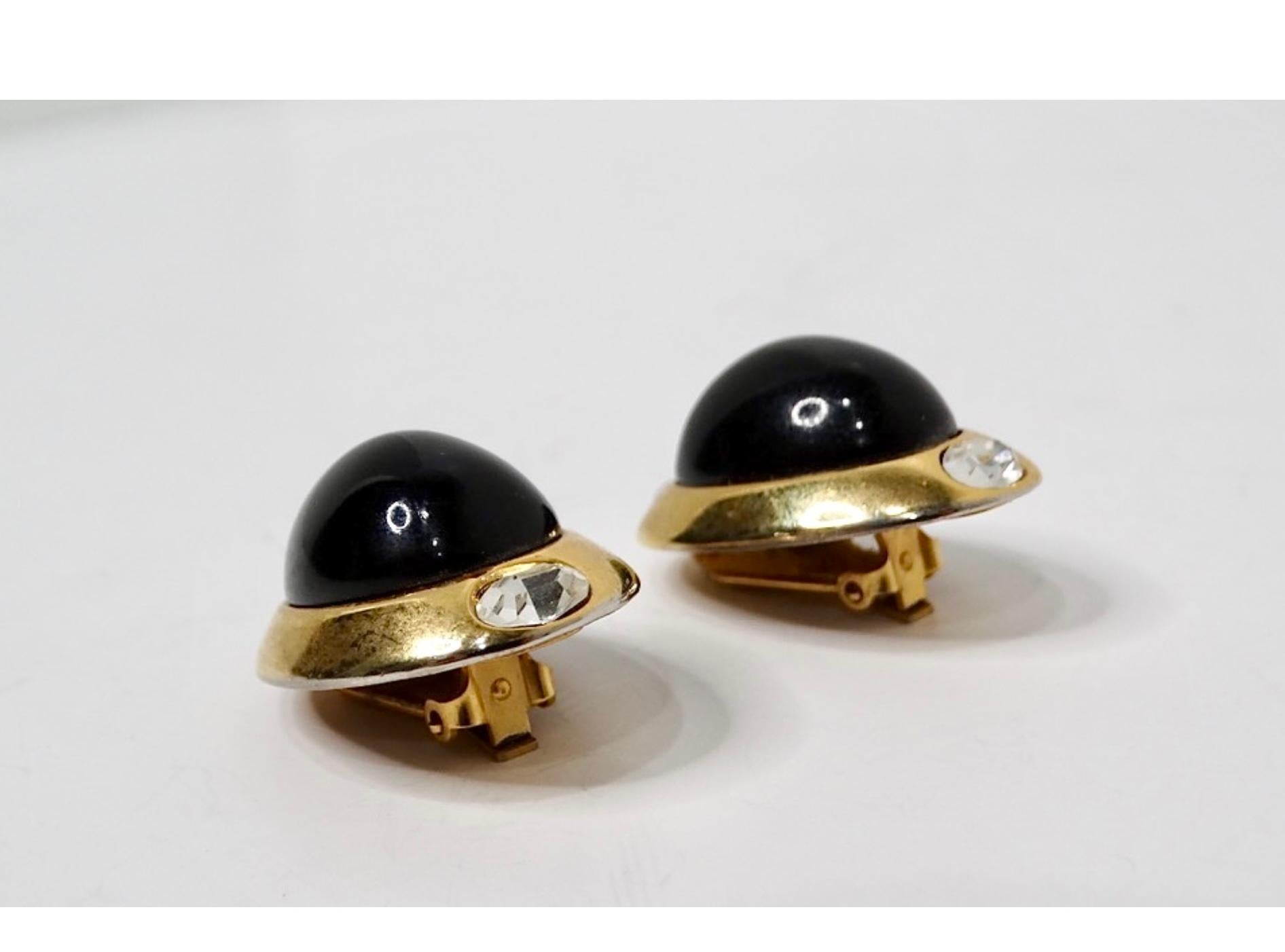Orecchini a clip anni '80 di Kenneth Jay Lane con cabochon nero in tonalità oro In condizioni buone in vendita a Scottsdale, AZ