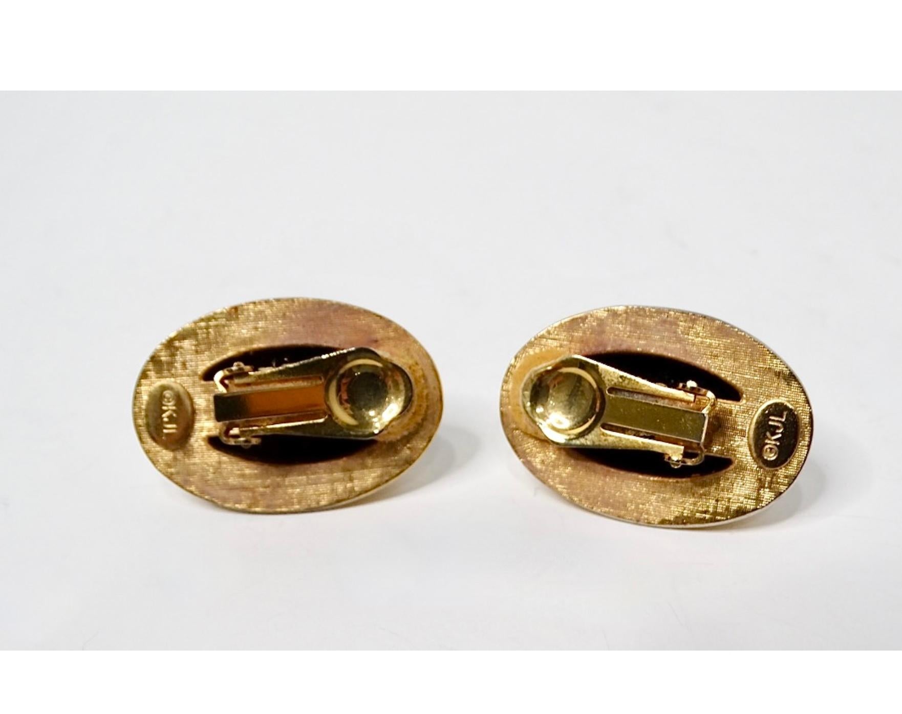 Donna Orecchini a clip anni '80 di Kenneth Jay Lane con cabochon nero in tonalità oro in vendita