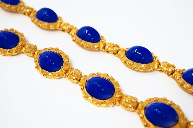 1980s Kenneth Jay Lane KJL Faux Lapis Cabochon Gilded Statement Necklace, Signed In Excellent Condition For Sale In Los Angeles, CA