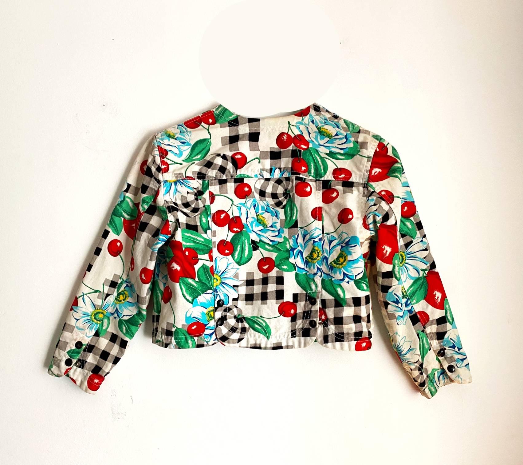 Vintage Kenzo cropped denim jacket, cherry and flower print on black and white checkered print, black prestud buttons

 Size: 38 F - 40 IT - 8 UK - 0-2 USA
Condition: 1980s, good vintage state