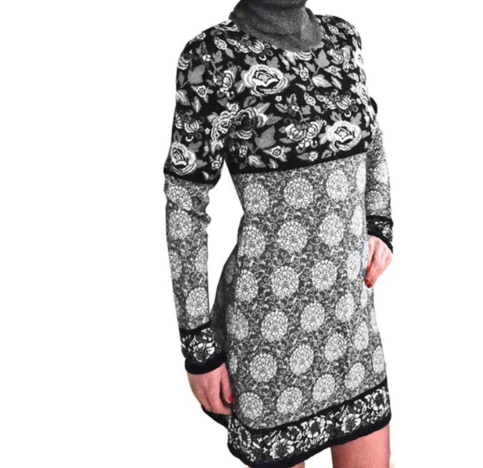 Vestito Kenzo anni '80 in maglia floreale e geometrica 
stampa floreale in nero, bianco e grigio 
dimensioni: Media - 42 (IT) - 10 (UK) - 2-4 USA 
 - la modella misura 165 cm 
in eccellenti condizioni vintage, indossata raramente, anni '80 circa 