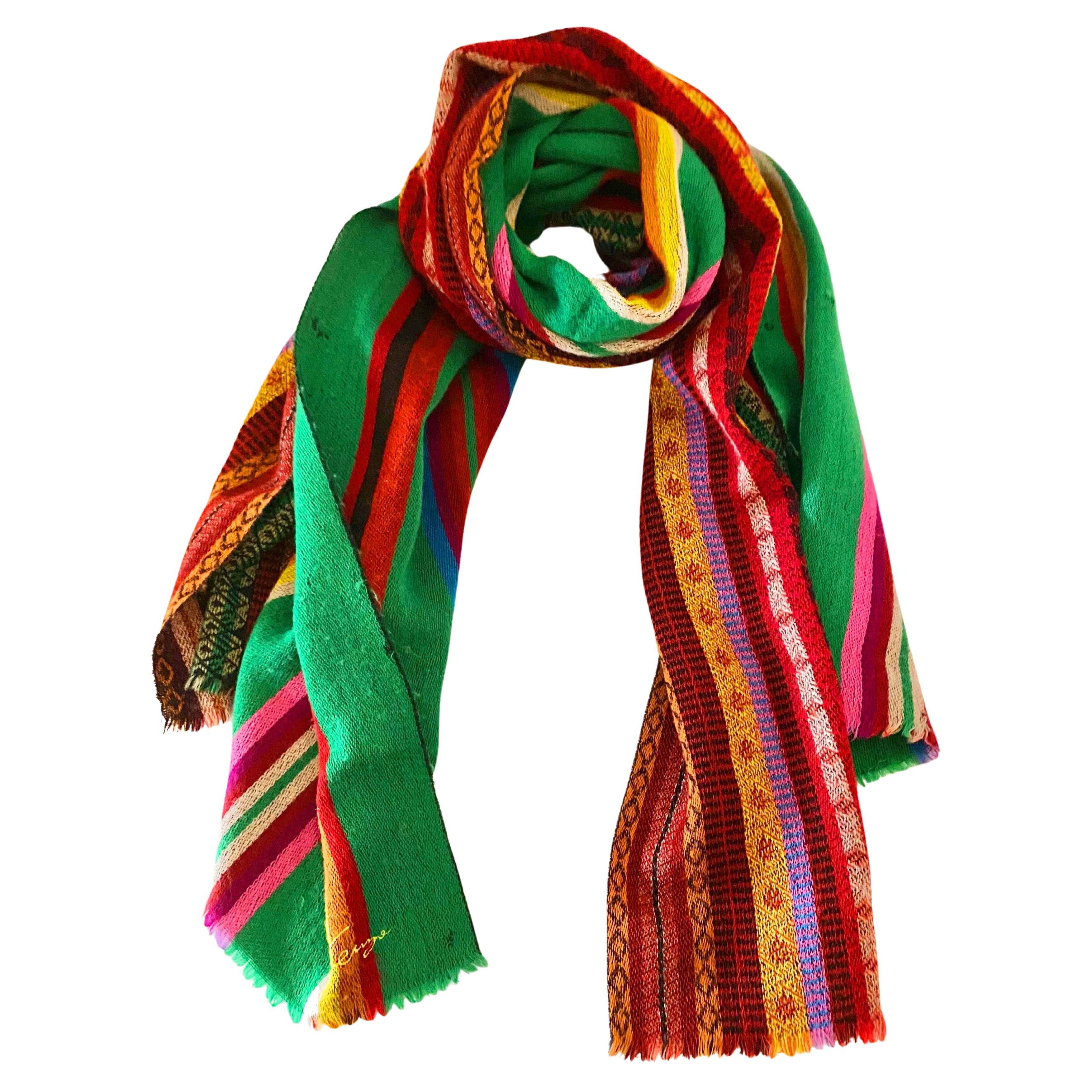 Cette écharpe enveloppante en laine tribale multicolore intemporelle des années 1980 de Kenzo témoigne d'une élégance et d'une sophistication classiques. Dotée d'une rayure subtile et d'un imprimé géométrique, l'écharpe est une merveille de