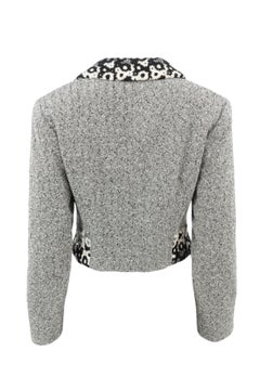 Giacca corta in tweed Donegal grigio Kenzo Paris degli anni ’80 con bordi ricamati a motivi floreali