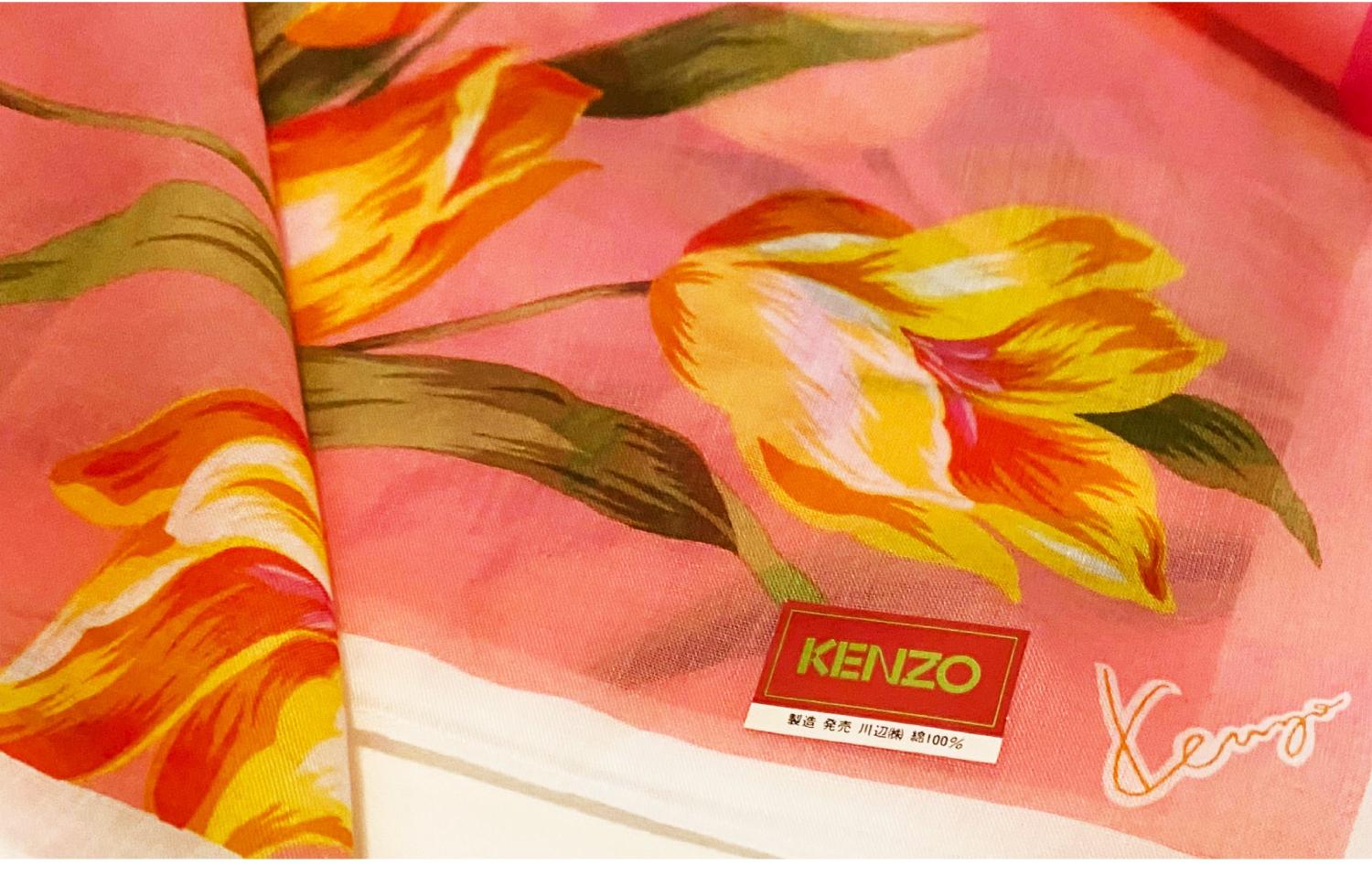KENZO Pink Tulip Collectible Taschentuch Schal, limitiert auf Japan und wurde von Kawabe Co., Ltd. in Japan geplant, die eine Lizenzvereinbarung mit Kenzo hat, 100% dünne Baumwolle, Made in Japan.

Zustand; 1980er, vintage, sehr gut

Abmessungen: