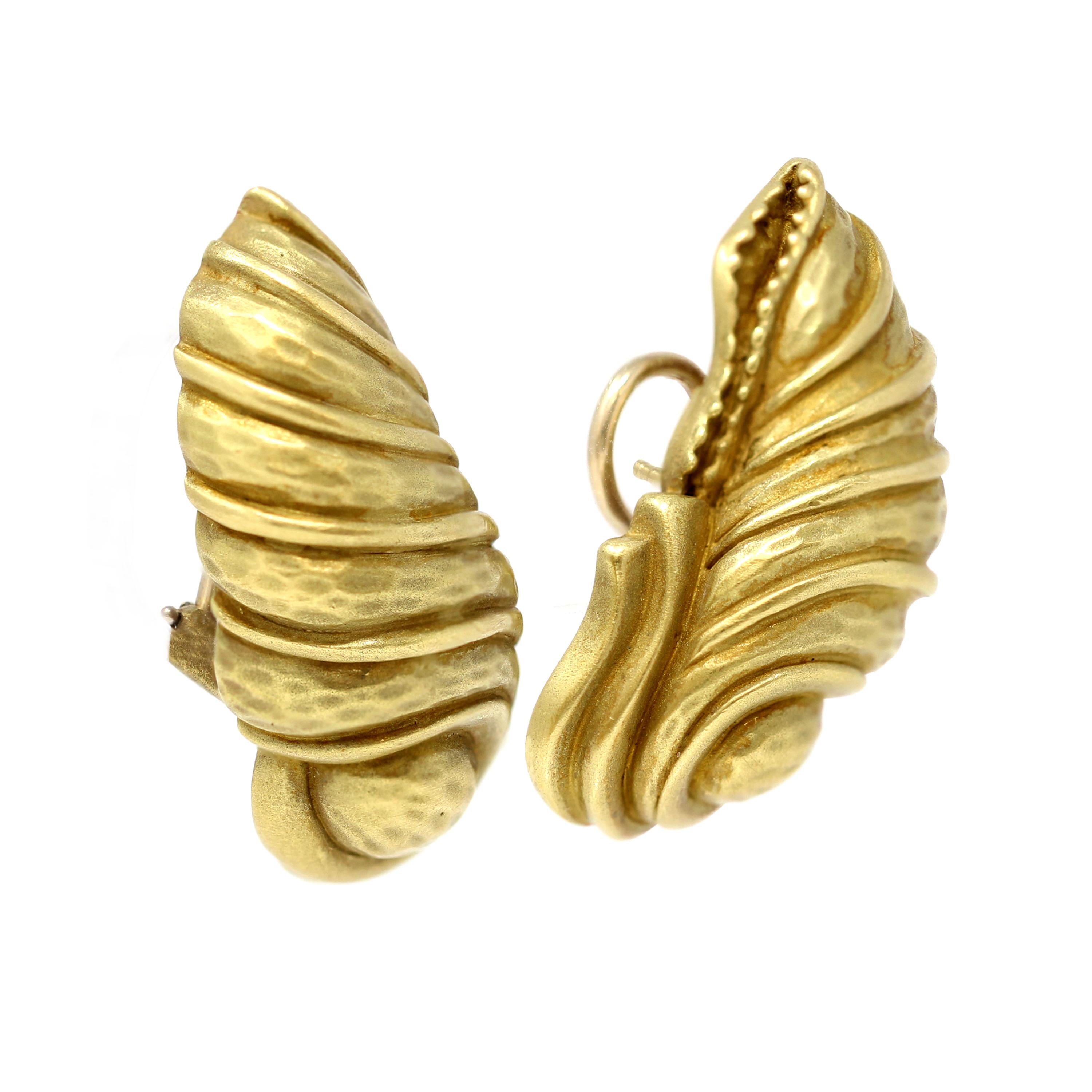 These striking Chrysalis design earclips by Kieselstein Cord are set in 18k greenish yellow gold so specific to the iconic and coveted jewelry designer Kieselstein Cord. These earclips were created in the 1980 in The shape of a Chrysalis wrapping