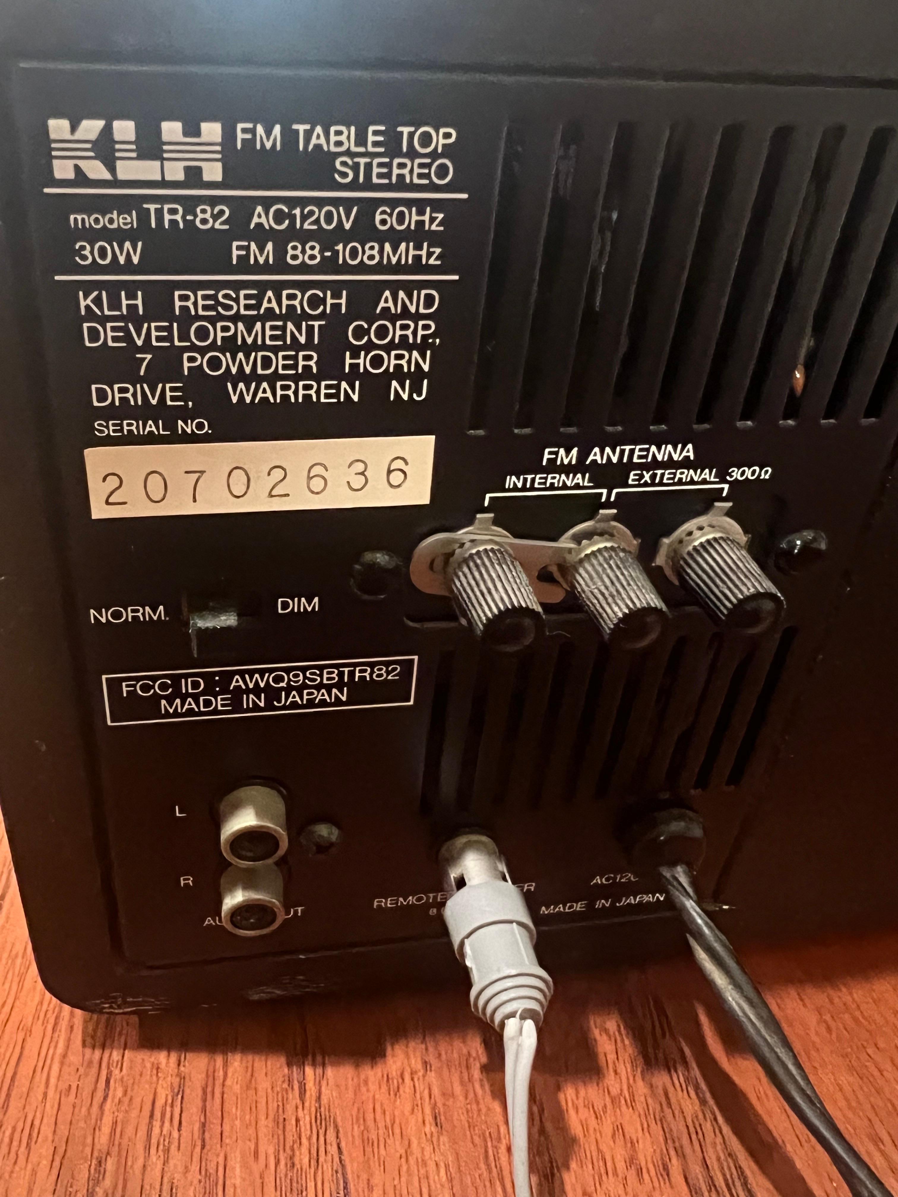 1980er KLH FM Top Stereo-Uhr Radio-Uhr aus Nussbaumholz Etui mod. TR-82 (20. Jahrhundert) im Angebot