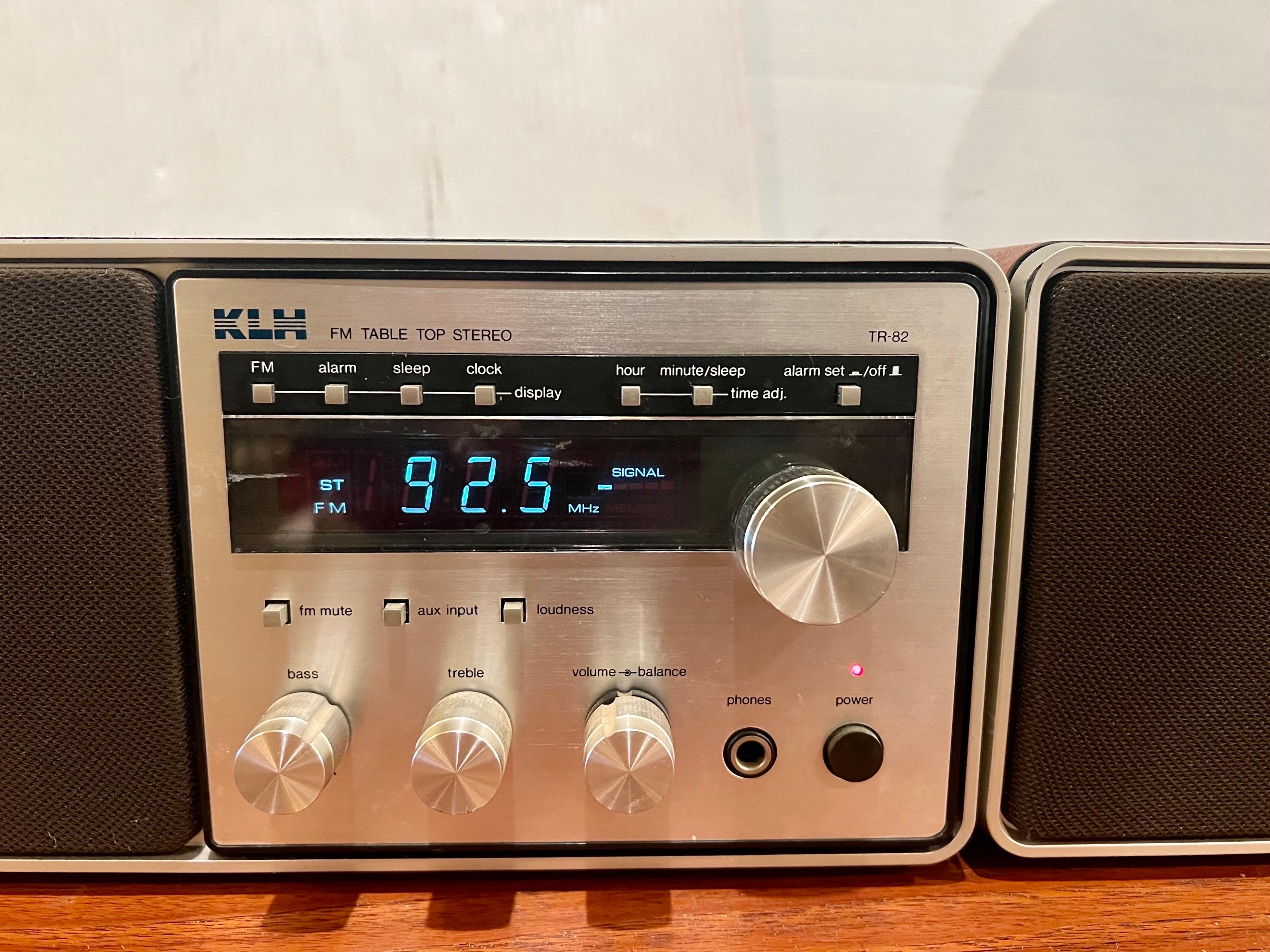 Japanese 1980s Klh Fm Top Stereo Clock Radio Walnut Case Mod. Tr-82 For Sale