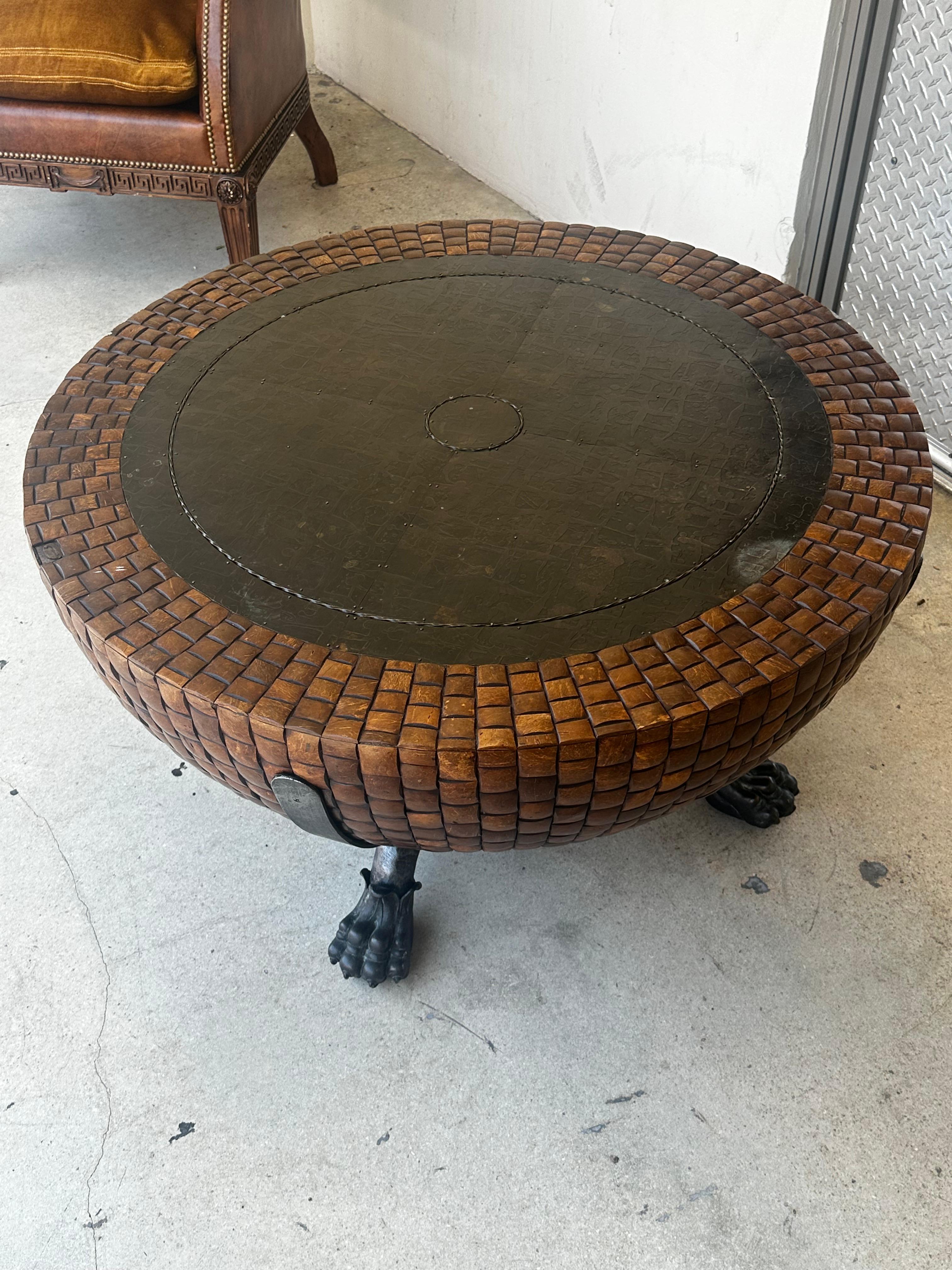 Mesa de centro redonda de madera de coco con patas de hierro Kreiss de los años 80 Filipino en venta