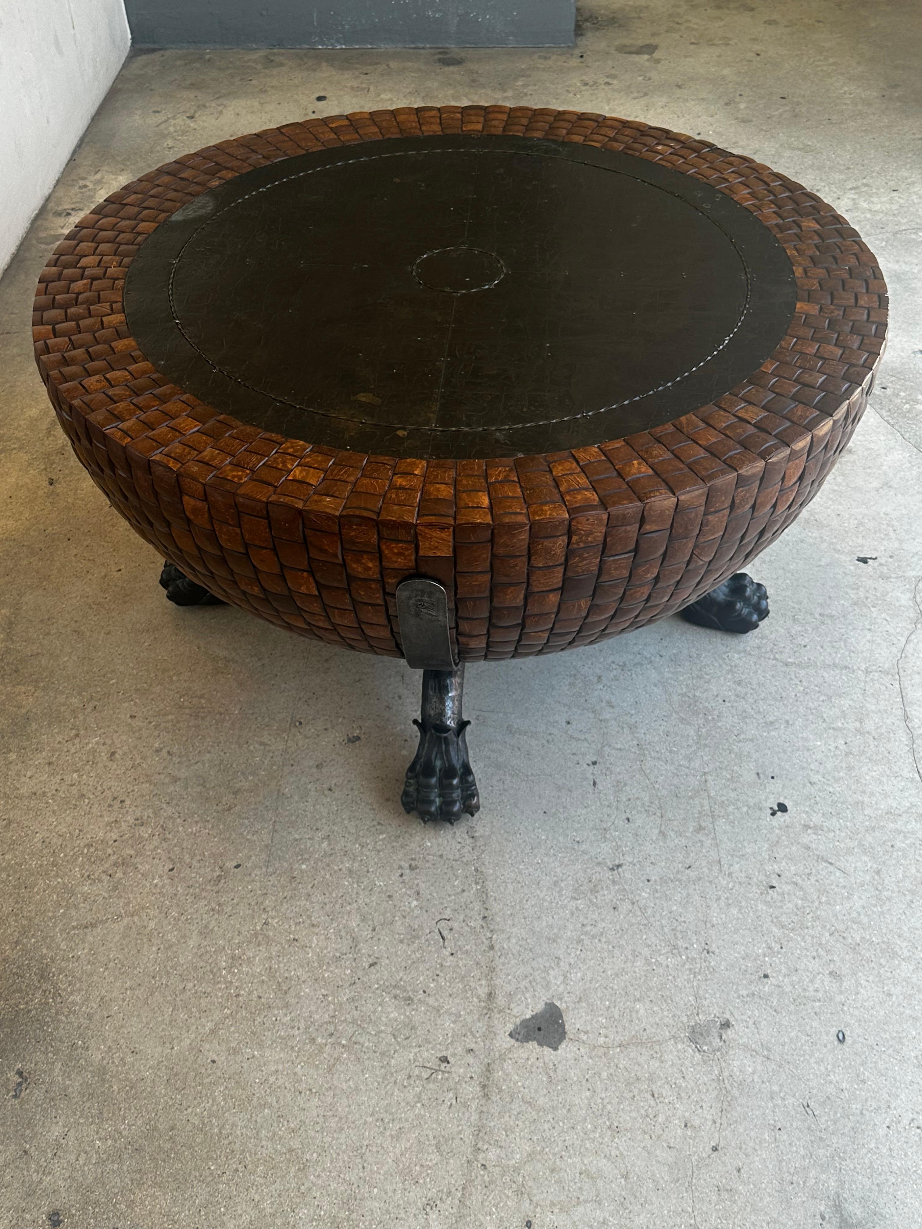 Mesa de centro redonda de madera de coco con patas de hierro Kreiss de los años 80 en Bueno estado para la venta en Fort Lauderdale, FL