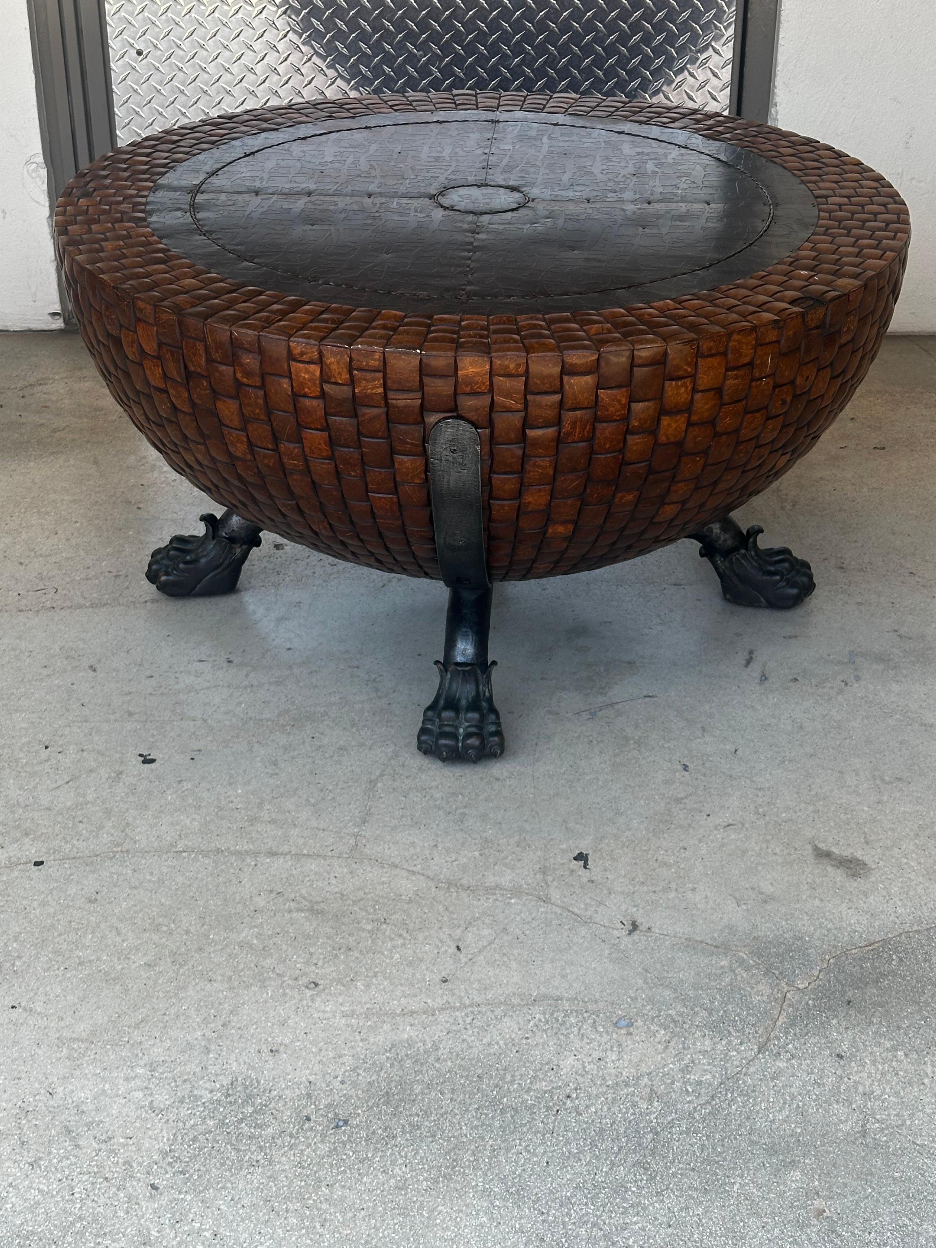 Mesa de centro redonda de madera de coco con patas de hierro Kreiss de los años 80 finales del siglo XX en venta