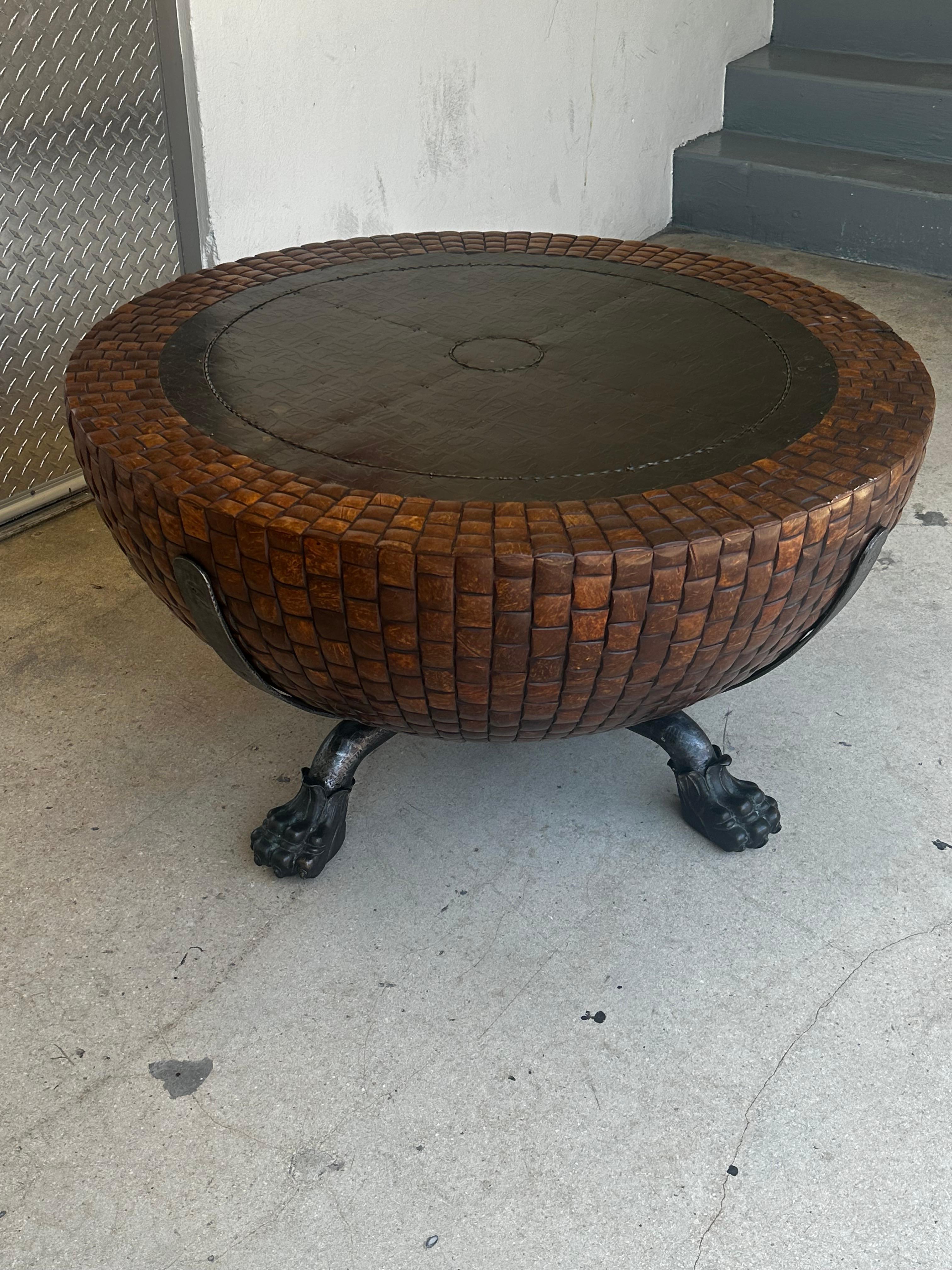 Tavolino da caffè rotondo a tamburo scultoreo in legno di cocco con zampe di ferro del 1980 di Kreiss in vendita 1