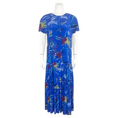 1980er Krizia Blaues bedrucktes Seidenkleid mit fallender Taille