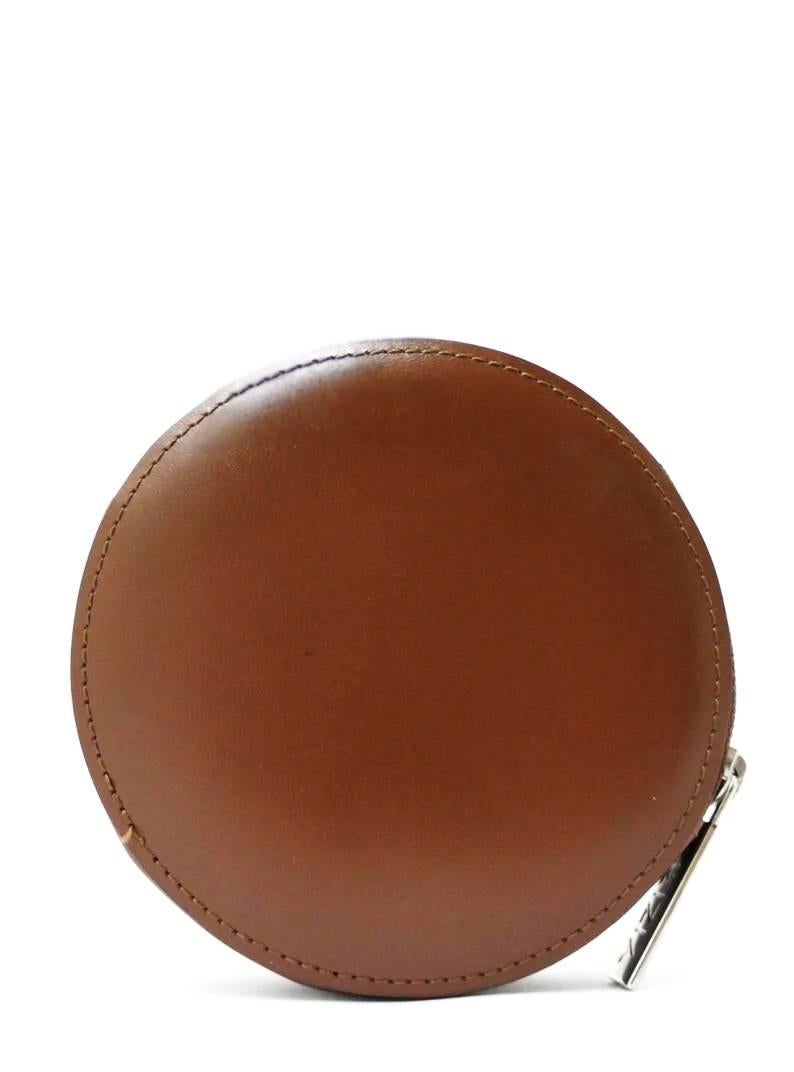 Krizia runde Münzbörse aus braunem Leder mit Reißverschluss und Metall-Charme, Vintage in sehr gutem Zustand, 1980er Jahre
Durchmesser: 9cm
Tiefe: 1.5cm