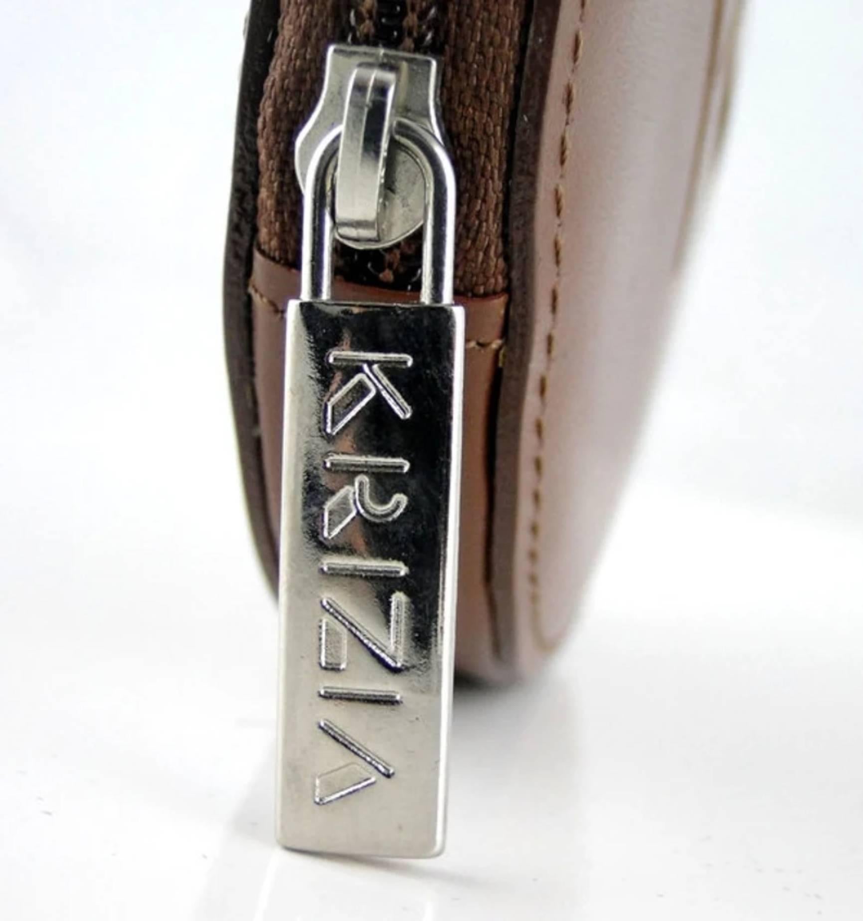 1980 Krizia Portefeuille zippé rond en cuir marron avec logo  Bon état - En vente à London, GB