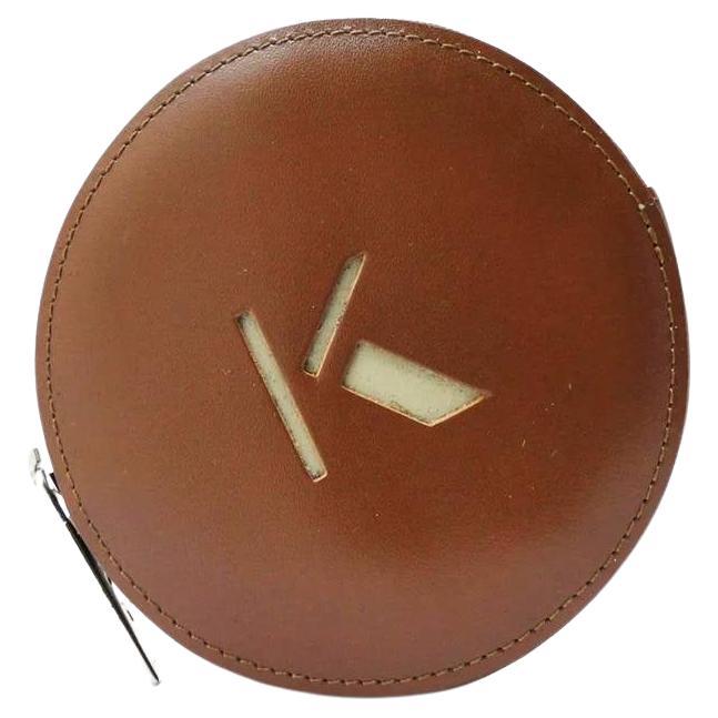 1980 Krizia Portefeuille zippé rond en cuir marron avec logo  en vente