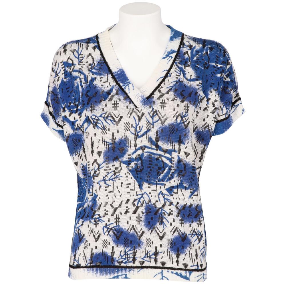White cotton blend knitted top Krizia with black and blue abstract pattern. V-neck, short sleeves and ribbed details.

Made in Italy
Years: 80s

Size: 42 IT
Flat measurements
Height: 58 cm
Bust: 50 cm

Composition: 70% Cotton - 15% Acrylic - 15%