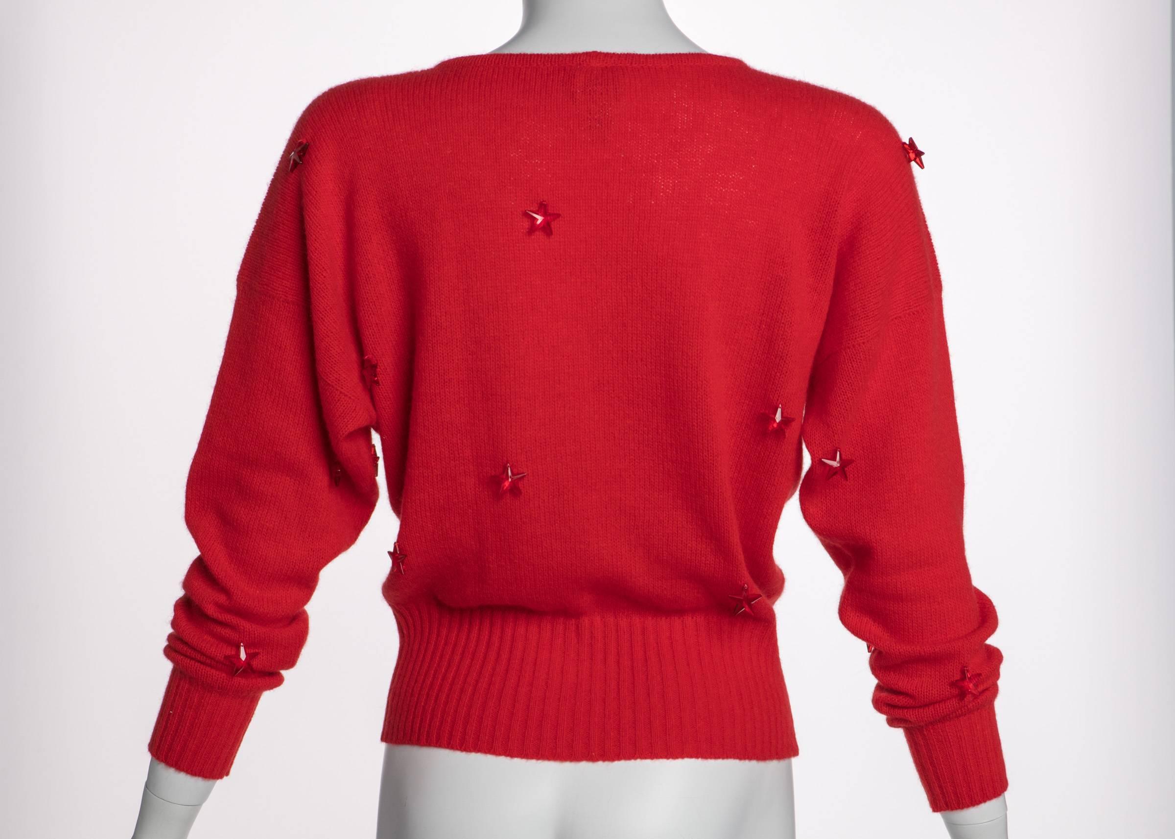 Rouge Krizia - Pull en laine angora rouge et perles d'étoile Lucite, années 1980 en vente