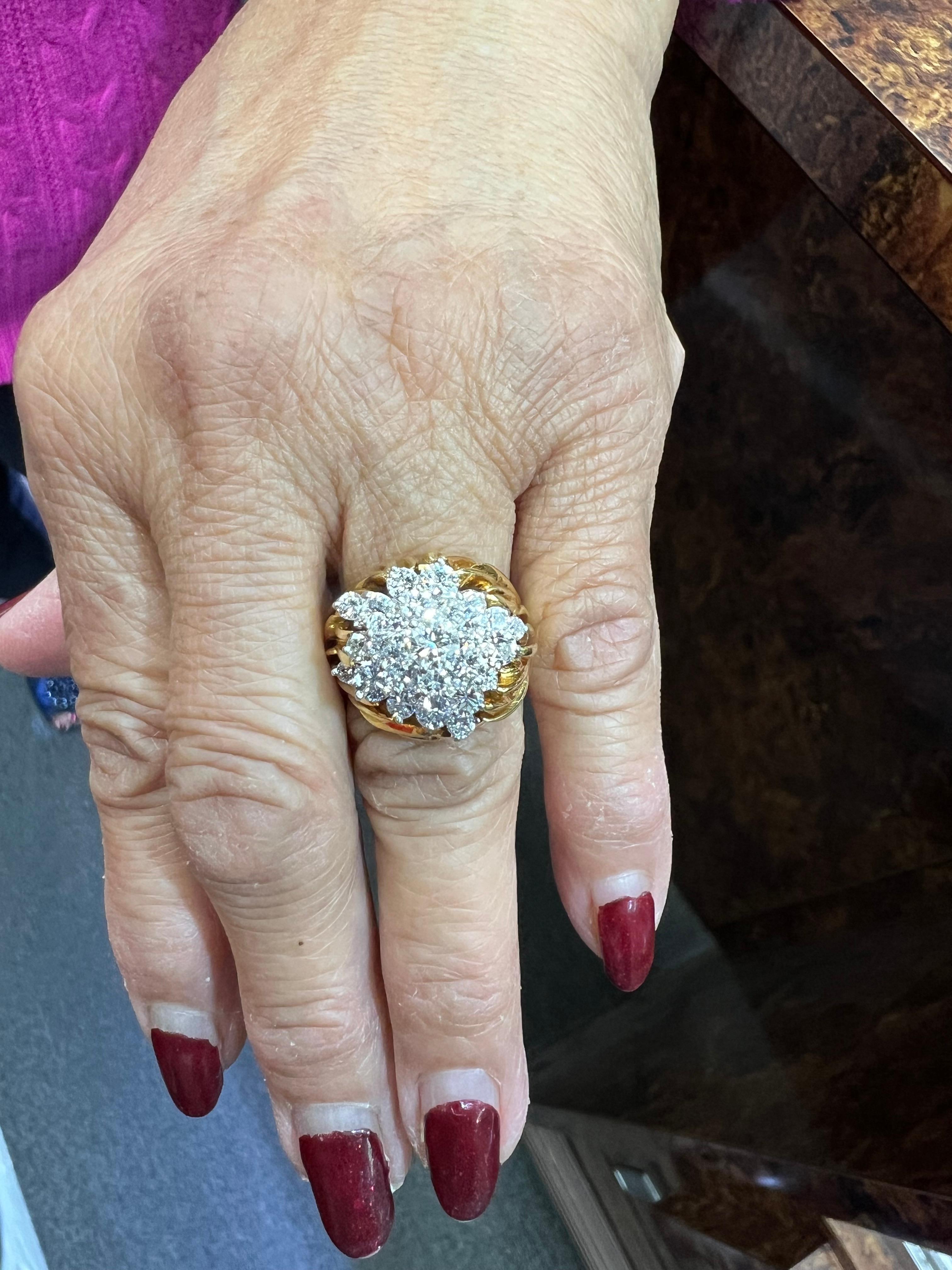 
1980er Kurt Wayne Diamond Yellow Gold Cocktail Cluster Ring.

In den 1980er Jahren fand eine bedeutende Entwicklung im Schmuckdesign statt, für die der Gelbgold-Cluster-Ring mit Diamanten von Kurt Wayne ein Beispiel ist. Wayne ist bekannt für