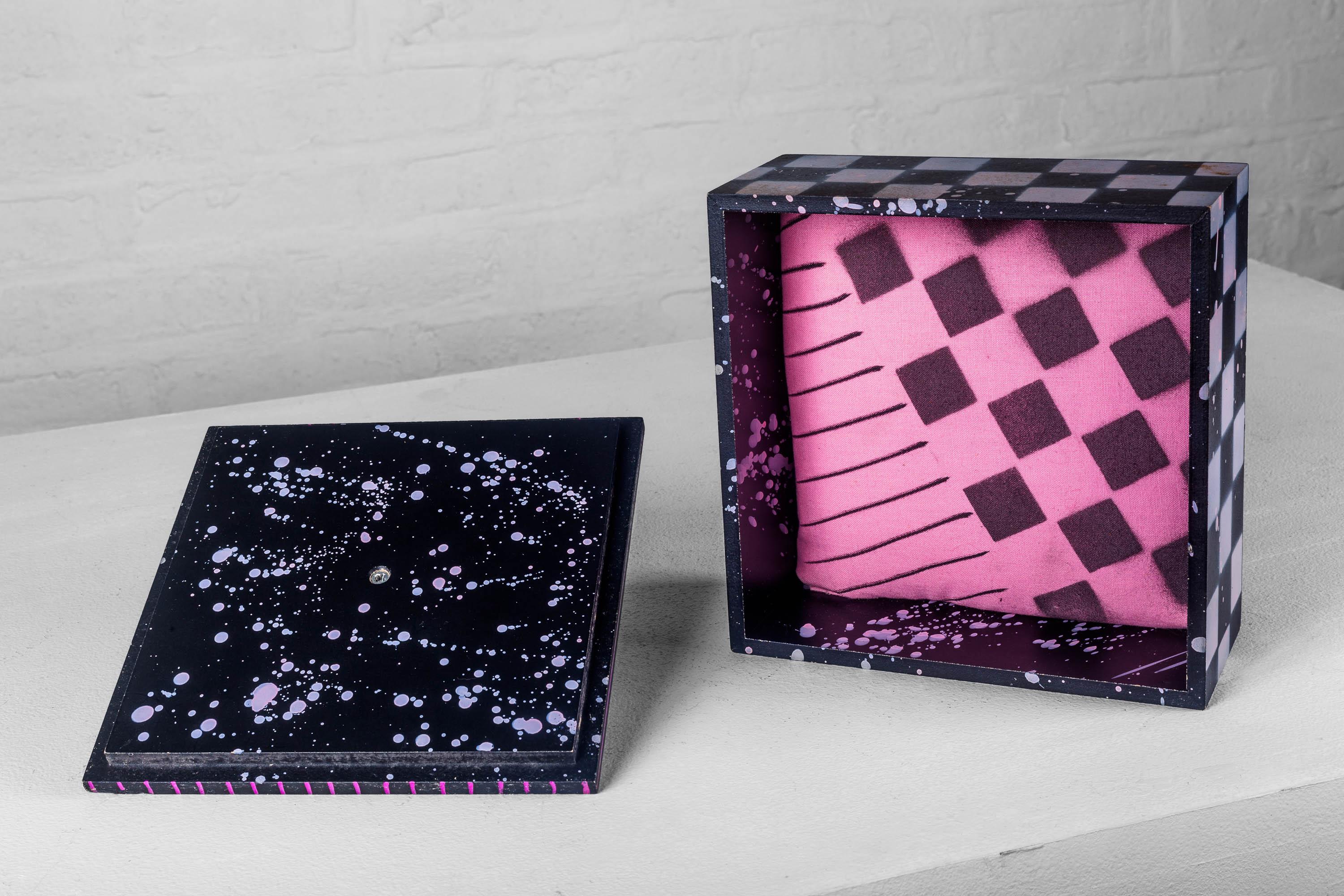 Lackierte Schachtel von Hollis Fingold aus den 1980er Jahren, rosa und schwarz, handgefertigt, signiert USA (amerikanisch) im Angebot