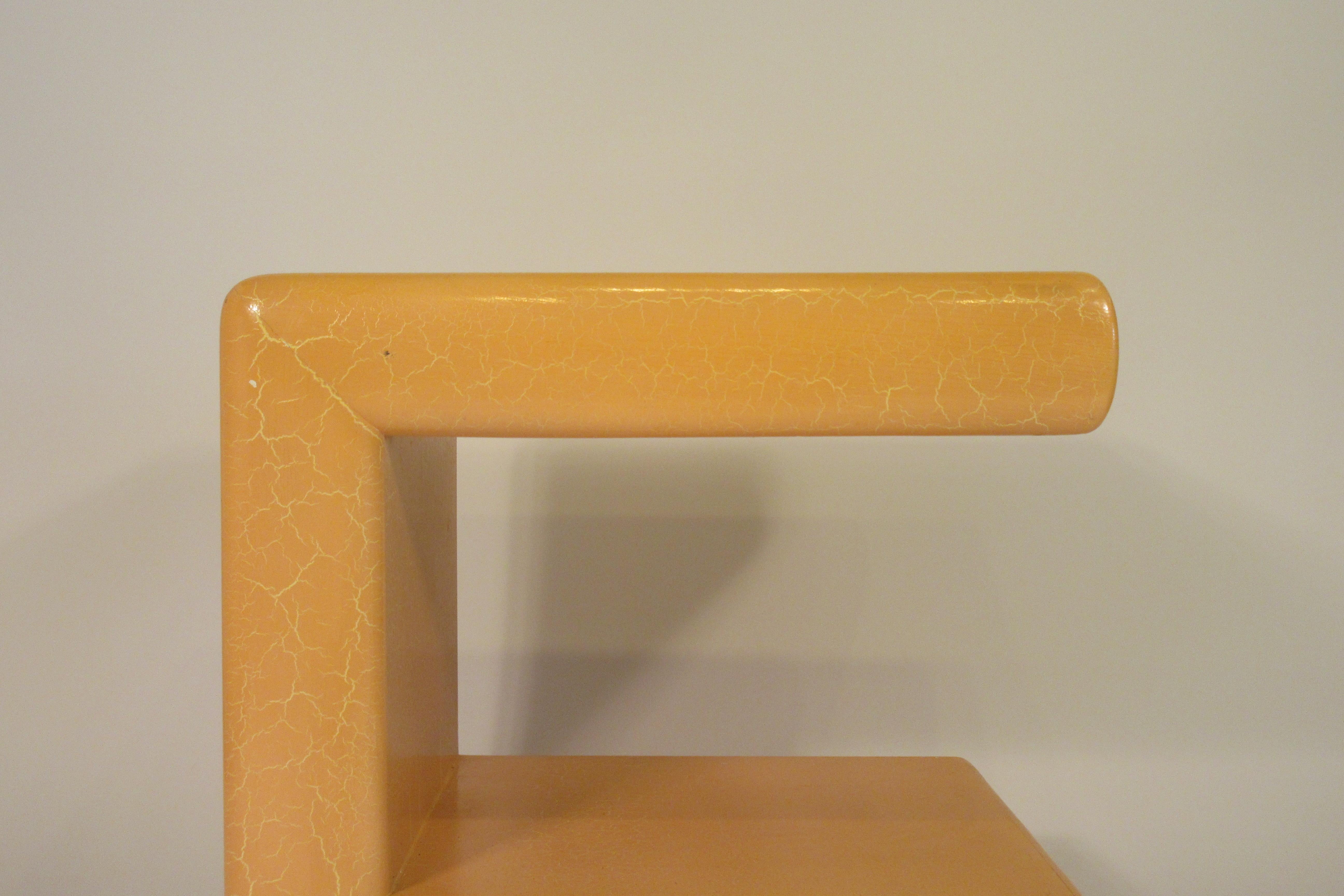 1980s Lacquered Geometric Side Table (Ende des 20. Jahrhunderts)