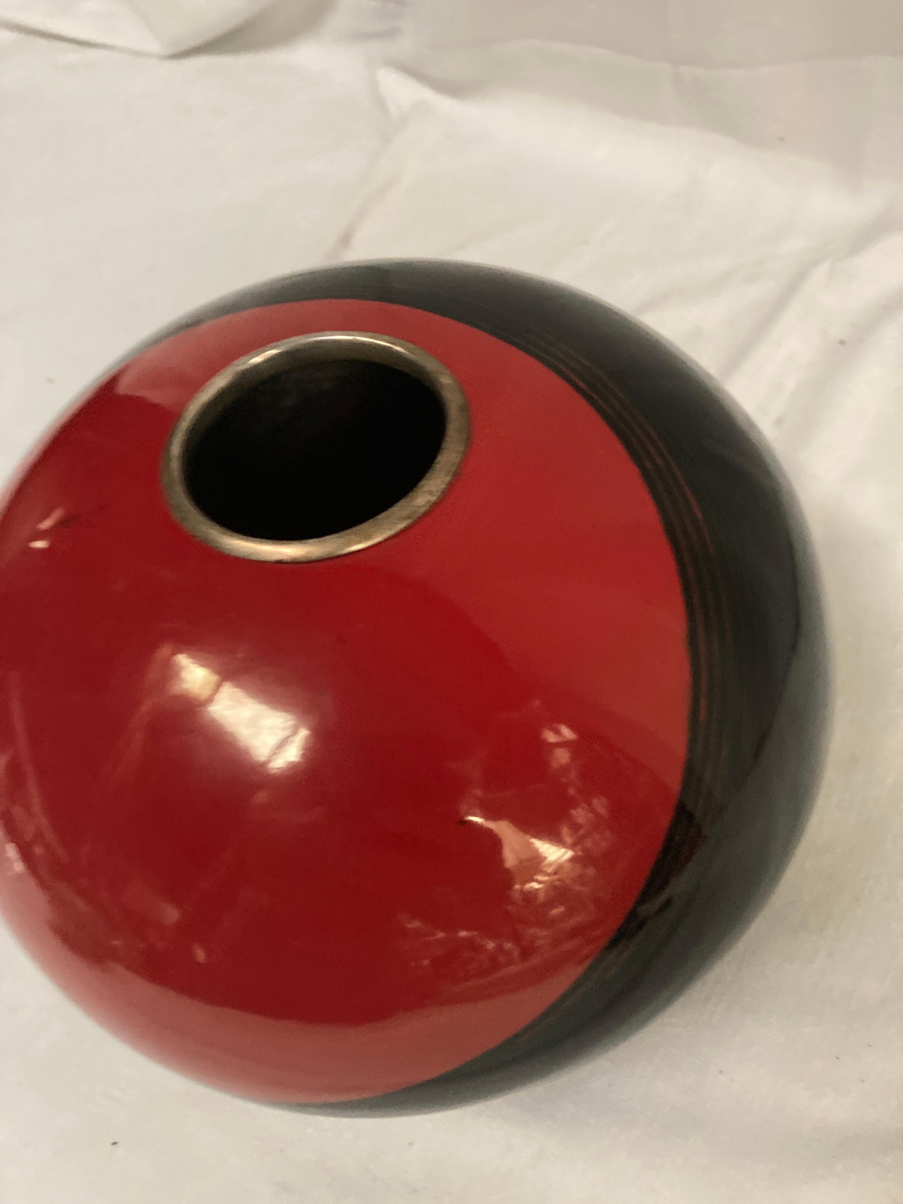 Francese Vaso in metallo laccato del 1980 firmato Jean-Jacques Beaume in vendita