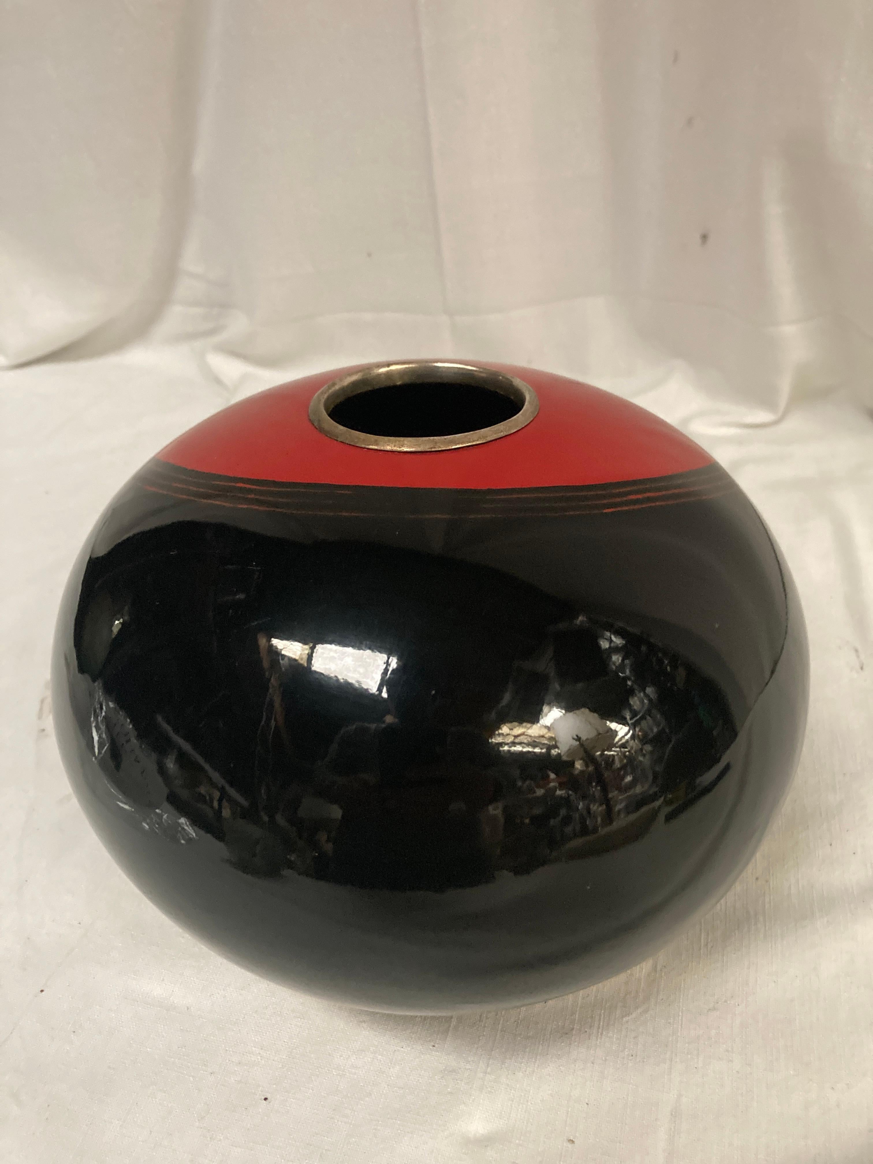 Fine XX secolo Vaso in metallo laccato del 1980 firmato Jean-Jacques Beaume in vendita