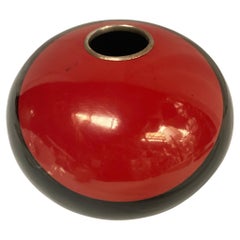 Vaso in metallo laccato del 1980 firmato Jean-Jacques Beaume