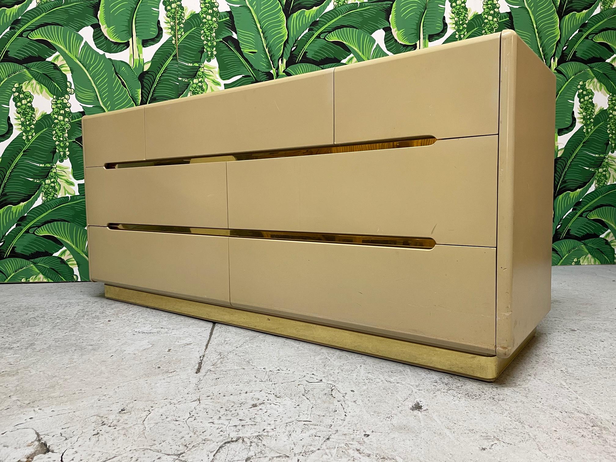 Hollywood Regency Lane Furniture - Commode à sept tiroirs avec socle en laiton des années 1980 en vente