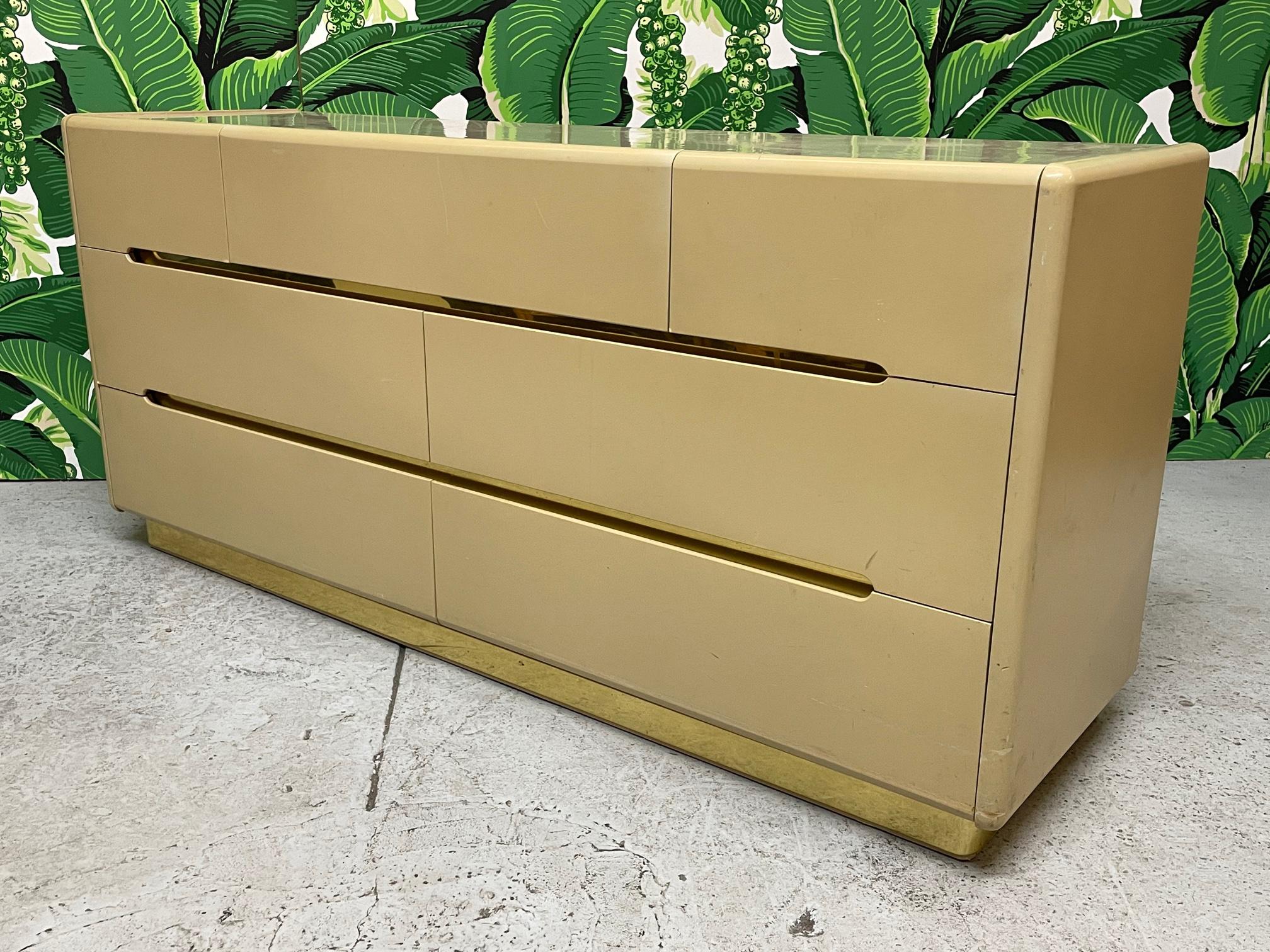 Américain Lane Furniture - Commode à sept tiroirs avec socle en laiton des années 1980 en vente