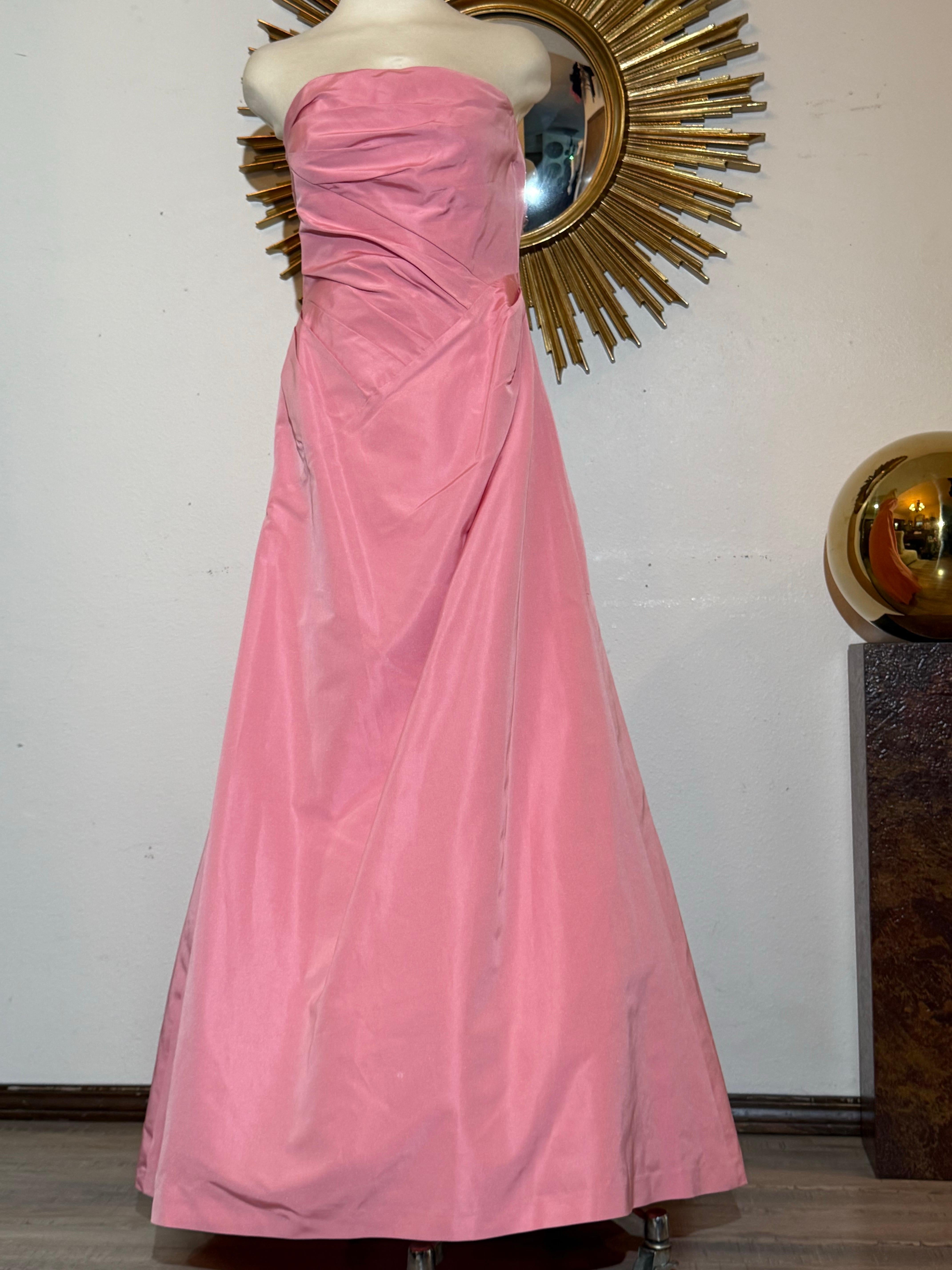 1980er Lanvin Bubblegum Rosa trägerlosen Seide Taft Kleid w Göttliche Rüschen & Biesen im Mieder:  Gefüttert mit minimalen Stäbchen im Mieder für eine entspannte Passform und Stil. Der Rock ist an den Seiten voll und vorne flach, so dass ein