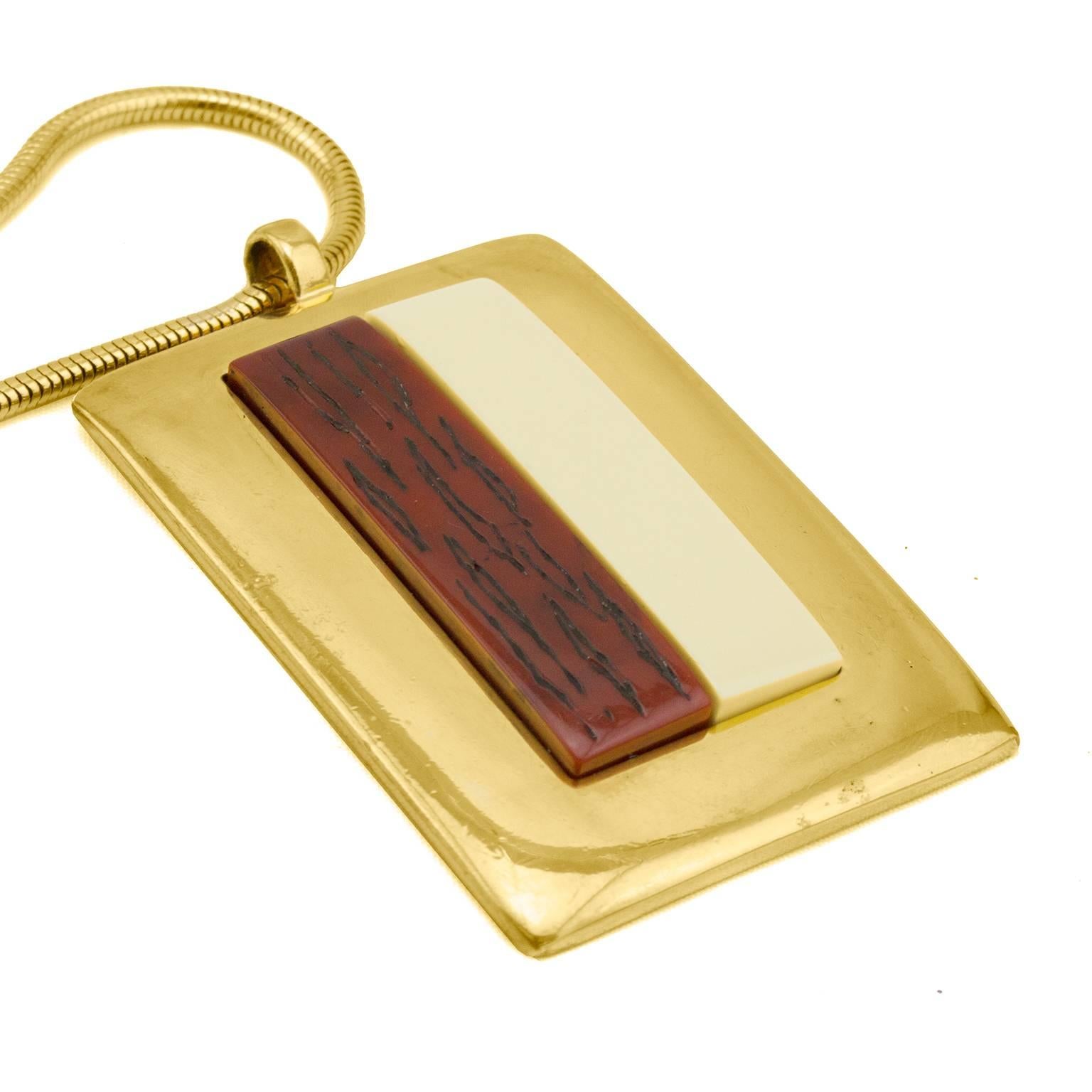 1980s Lanvin gold tone necklace. Large rectangular pendant with a cream and faux wood detail. Small lobster clasp closure. Brand stamping on back. Very good vintage condition, minor wear throughout due to age. 

Length 15