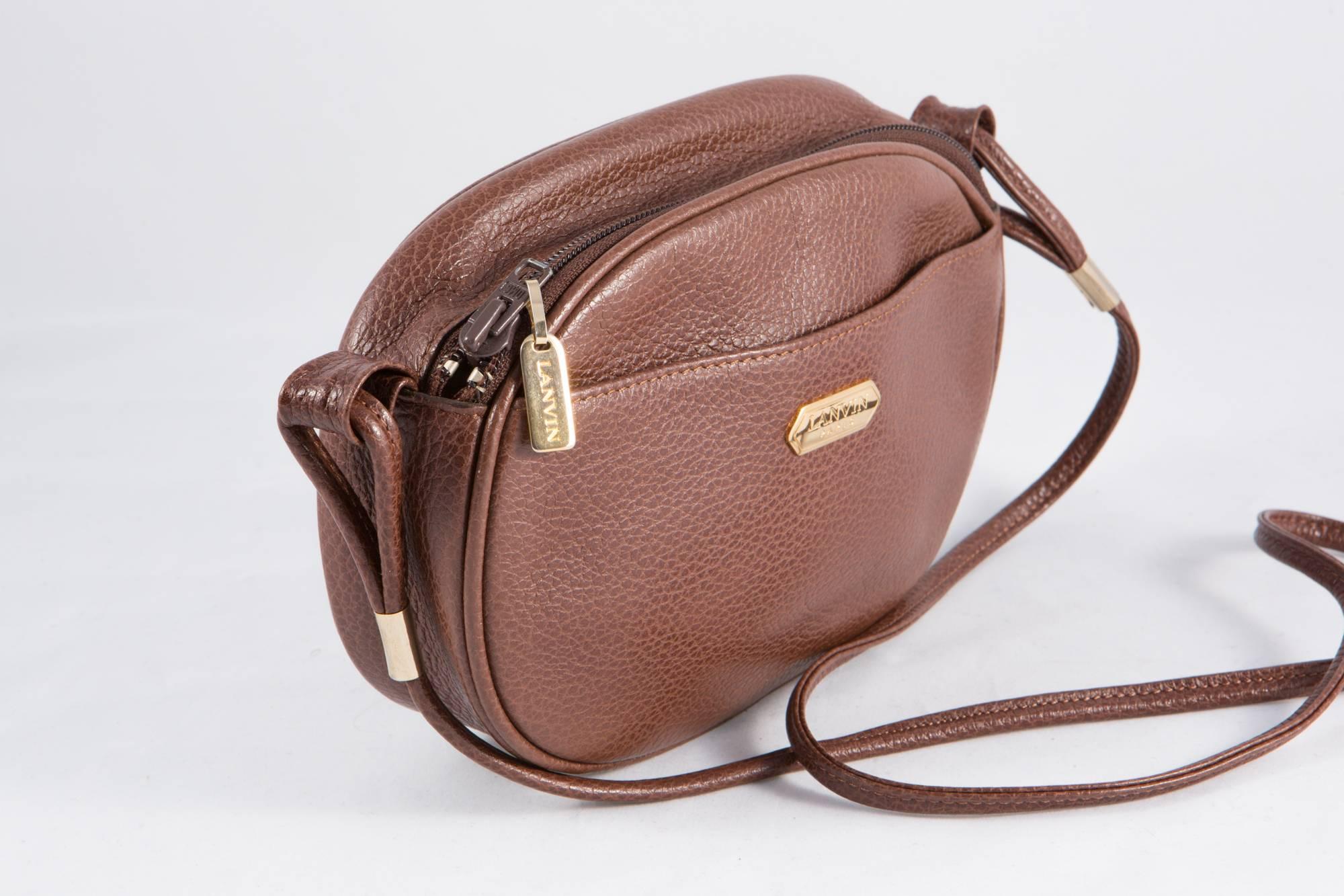 Lanvin small nut leather shoulder bag featuring a top zip opening, a front pocket, a gold tone front logo plaque.  
In excellent vintage condition. Made in Italy.
Measurements:7.8in. (20cm) X 5.5in. (14cm) X Depth 1.9in. (5cm)
Total Handle: 39.3 in.