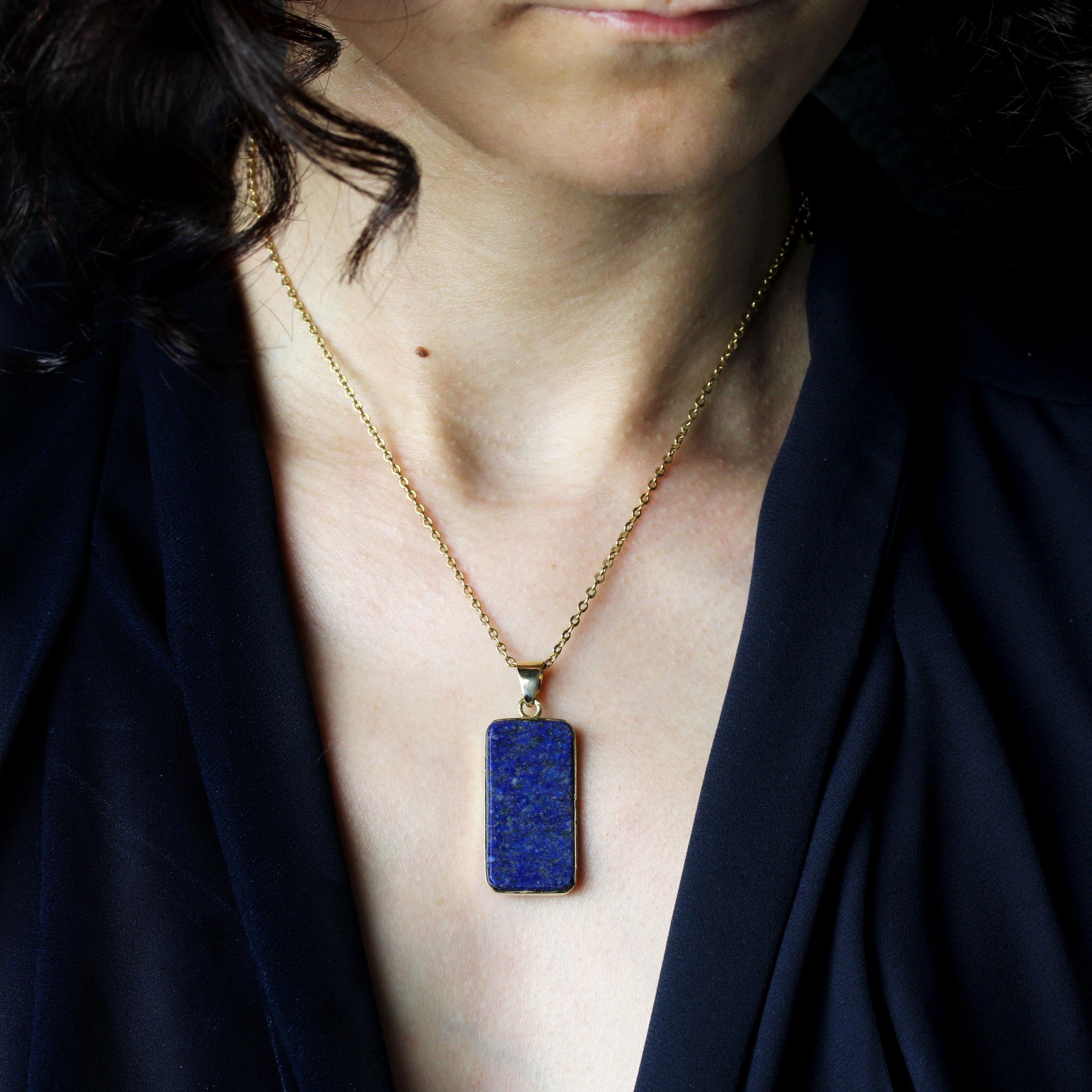 Pendant in 18 karat yellow gold.
This pendant features a rectangular lapis lazuli plaque framed in yellow gold. The bangle is wide and domed.
Pendant sold alone without its chain of presentation.
Height : 4 cm approximately, width : 1.5 cm